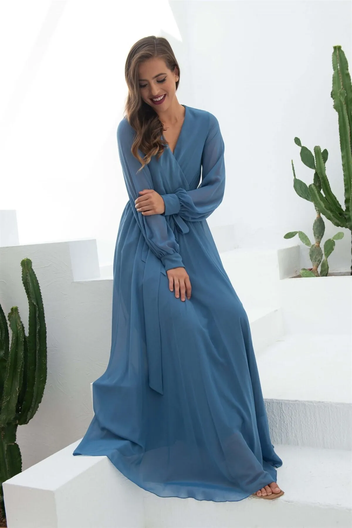 Carmen  Zweireihiges langes Abendkleid aus Indigo-Chiffon