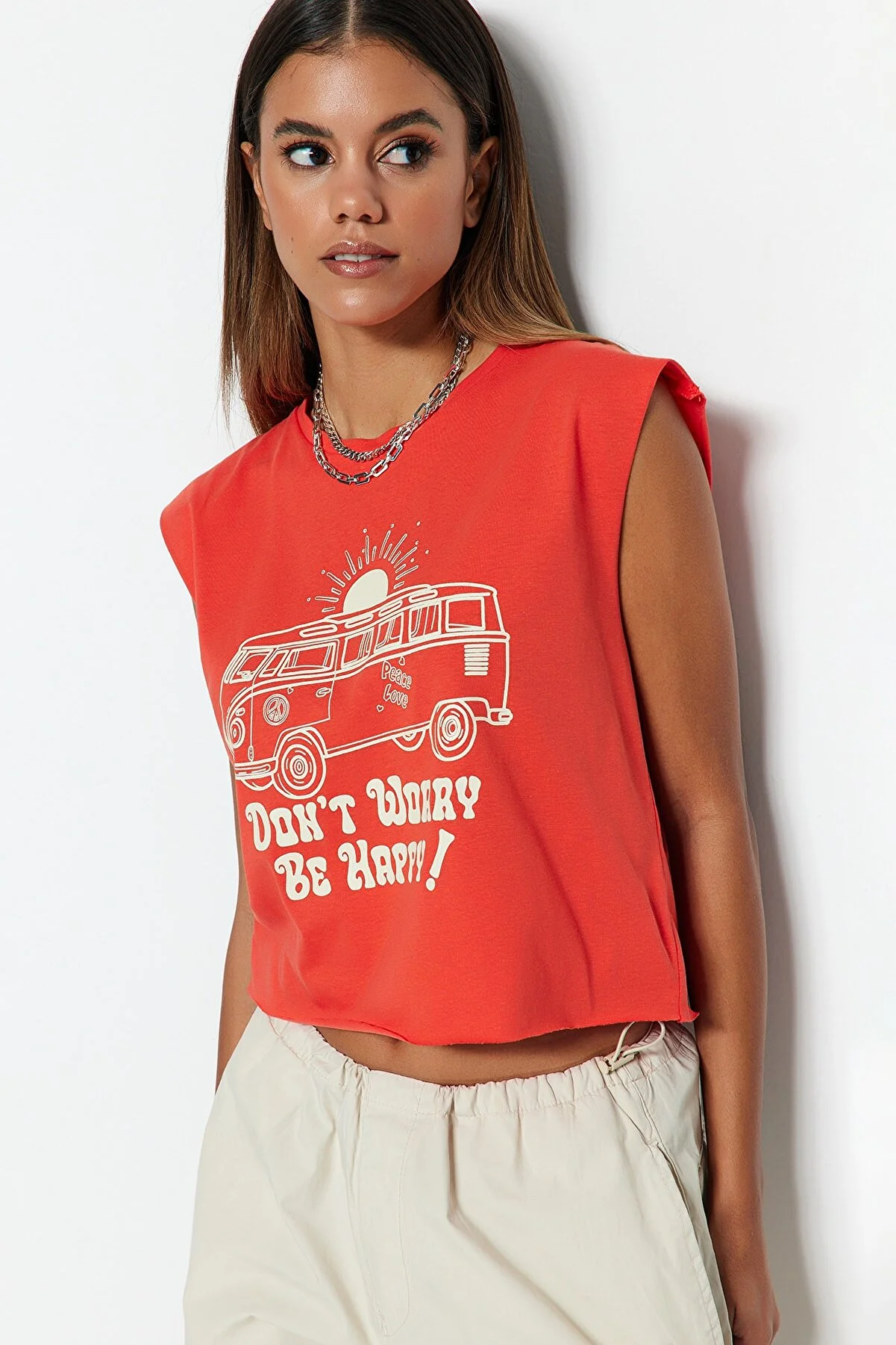 Trendyol Collection  Rotes, bedrucktes, ärmelloses, kurz geschnittenes Strick-T-Shirt aus 100 % Baumwolle mit Rundhalsausschnitt TWOSS23TS00122