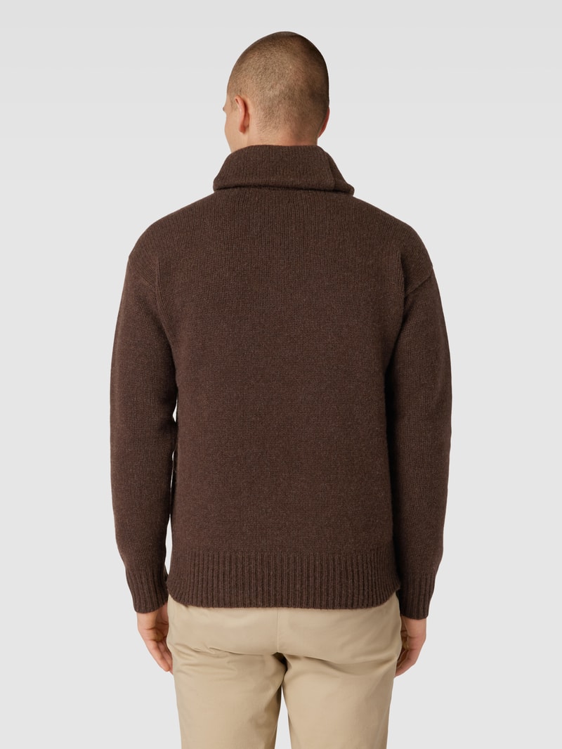 Strickpullover mit überschnittenen Schultern in camel meliert
