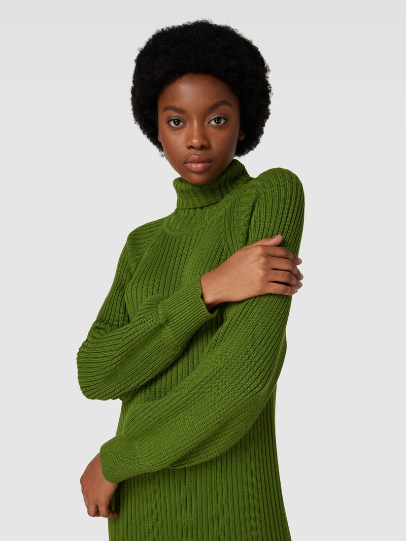 Knielanges Strickkleid mit Rollkragen Modell 'LINE' in grün