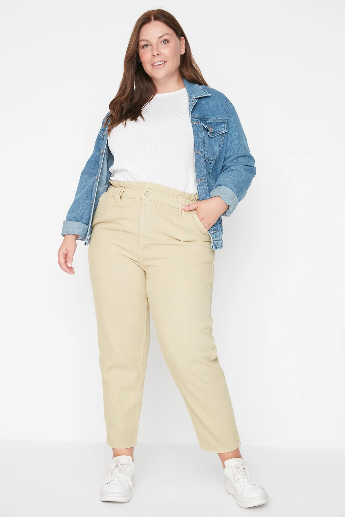 Trendyol Curve  Beige Mom-Jeans mit hoher Taille und elastischem Bund TBBAW23CJ00037