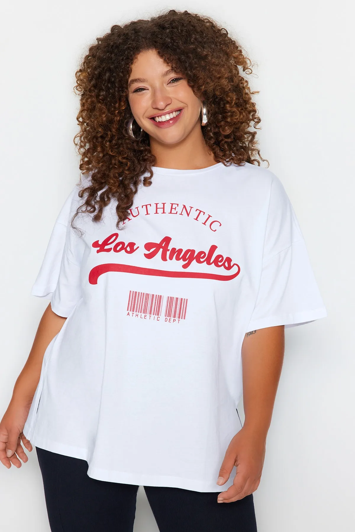 Trendyol Curve  Weißes, weit geschnittenes, bedrucktes Strick-T-Shirt mit Rundhalsausschnitt TBBSS23AH00131
