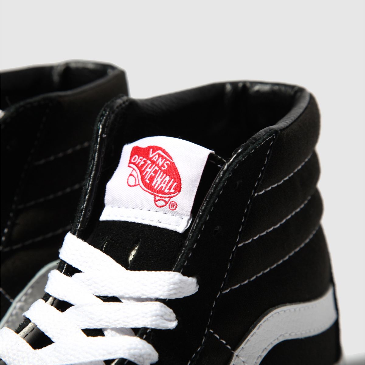Vans sk8-hi velúr cipő fekete és fehér színben