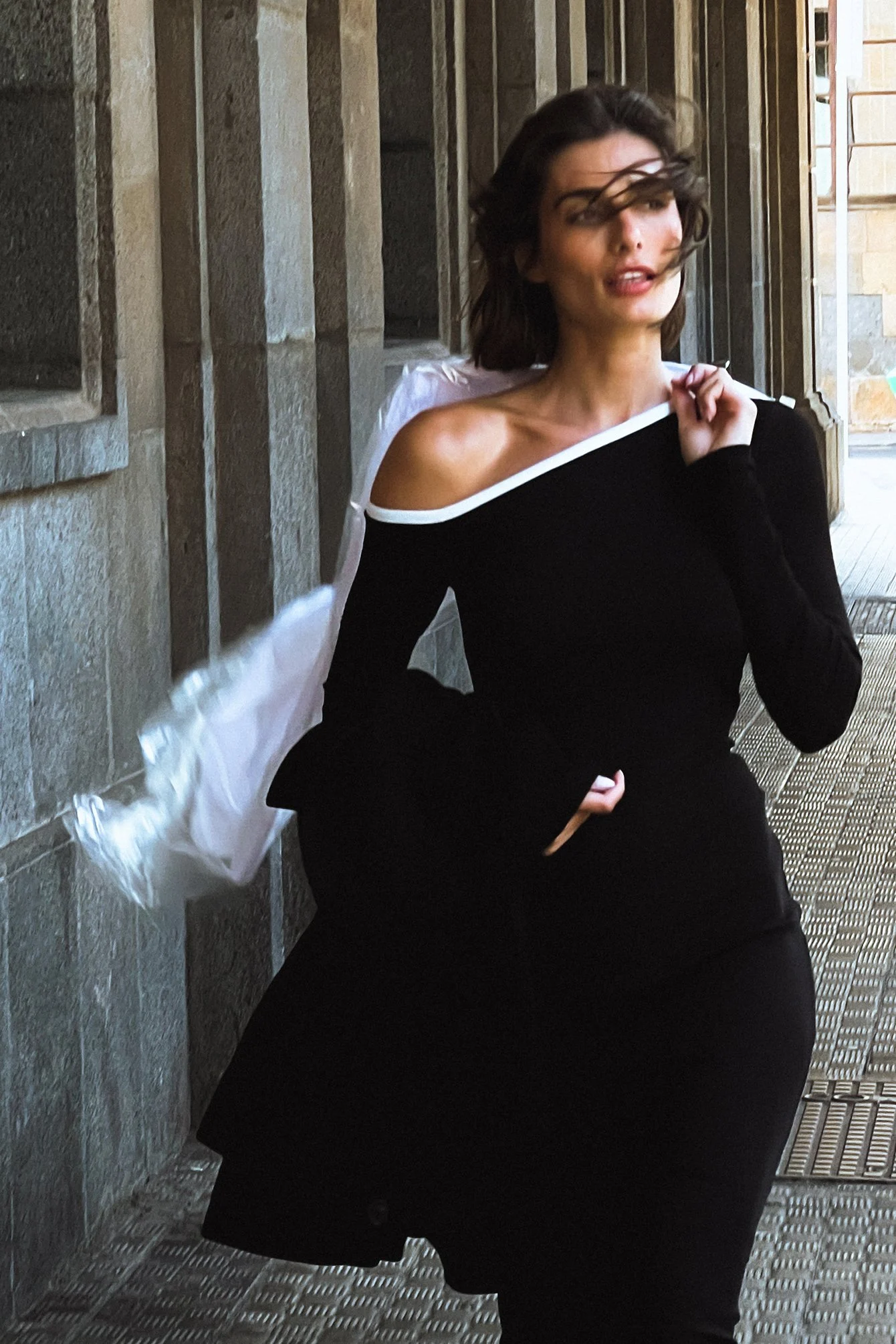 Asymmetrisches geripptes Midikleid