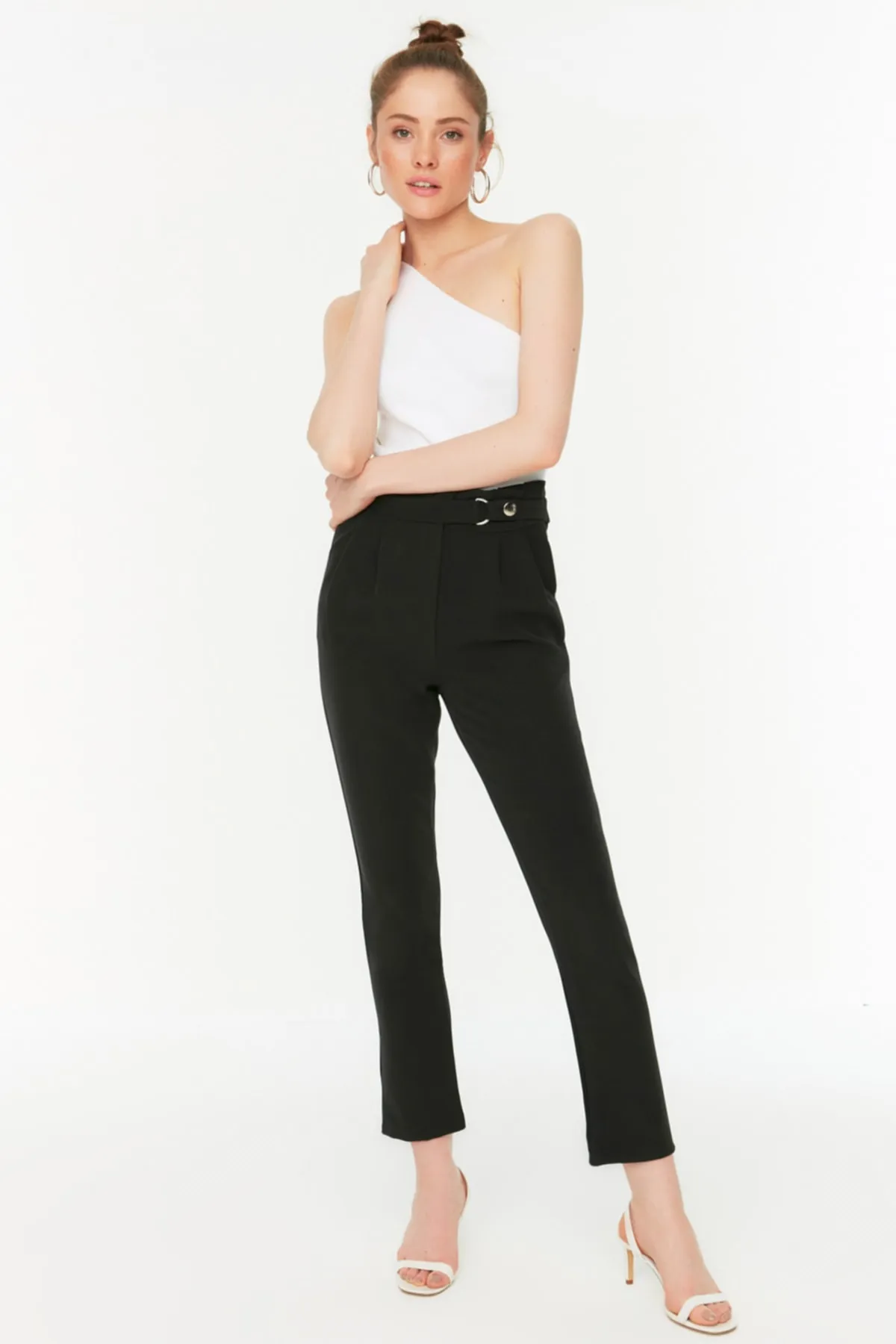 Trendyol Collection  Gewebte, plissierte Hose mit schwarzem Gürtel und Zigarette, schmales Bein, TWOSS20PL0131