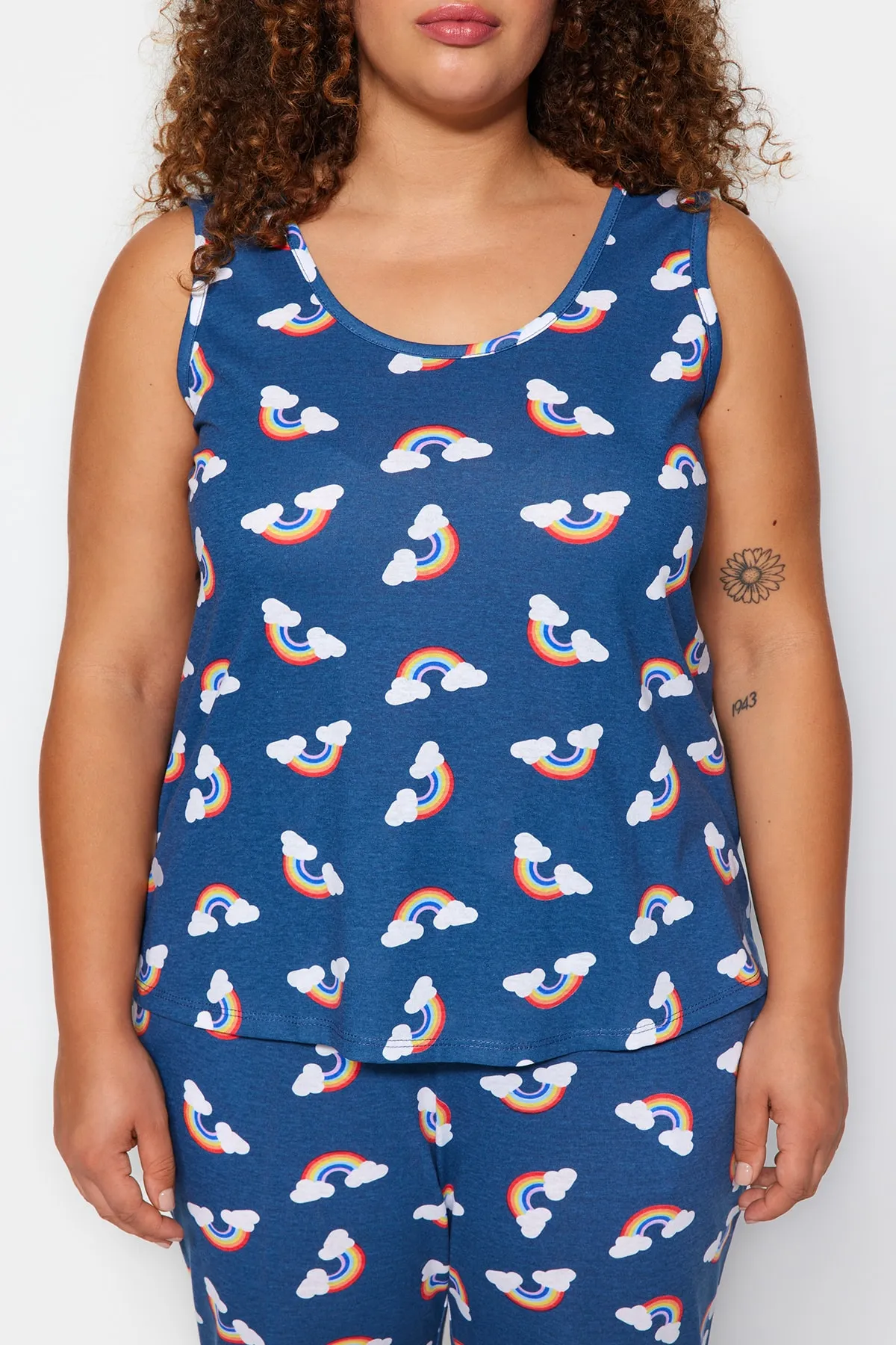 Trendyol Curve  Marineblaues Pyjama-Set aus Strick mit Regenbogenmuster TBBSS23AI00027