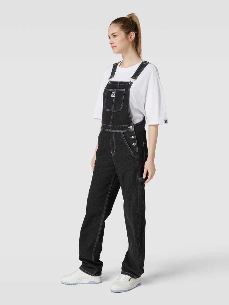 Latzhose mit Label-Detail in schwarz