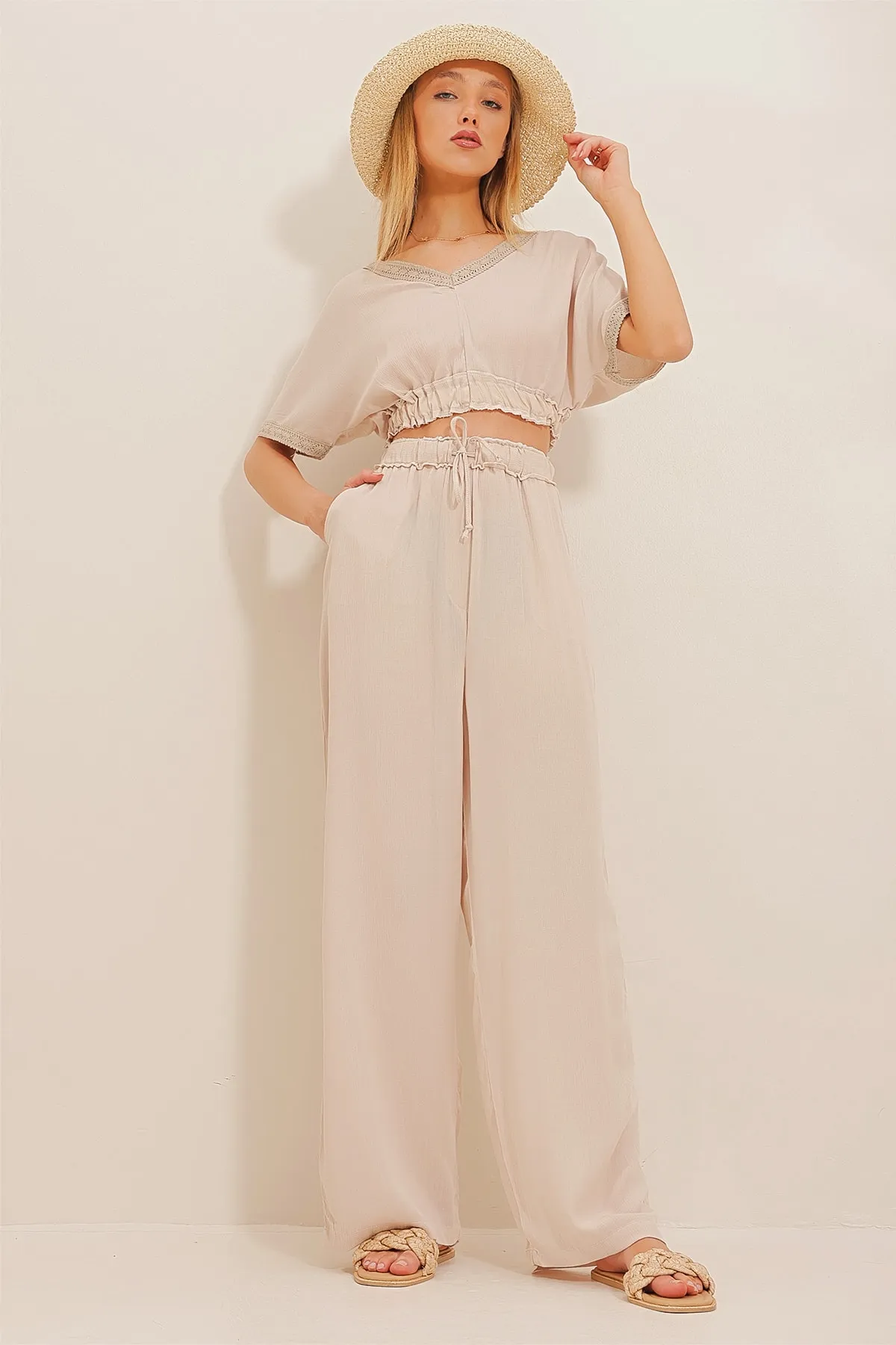 Trend Alaçatı Stili  Hellbeiges Crop-Top-Set mit gestreiftem Kragen und Palazzo-Hose für Damen ALC-X10652