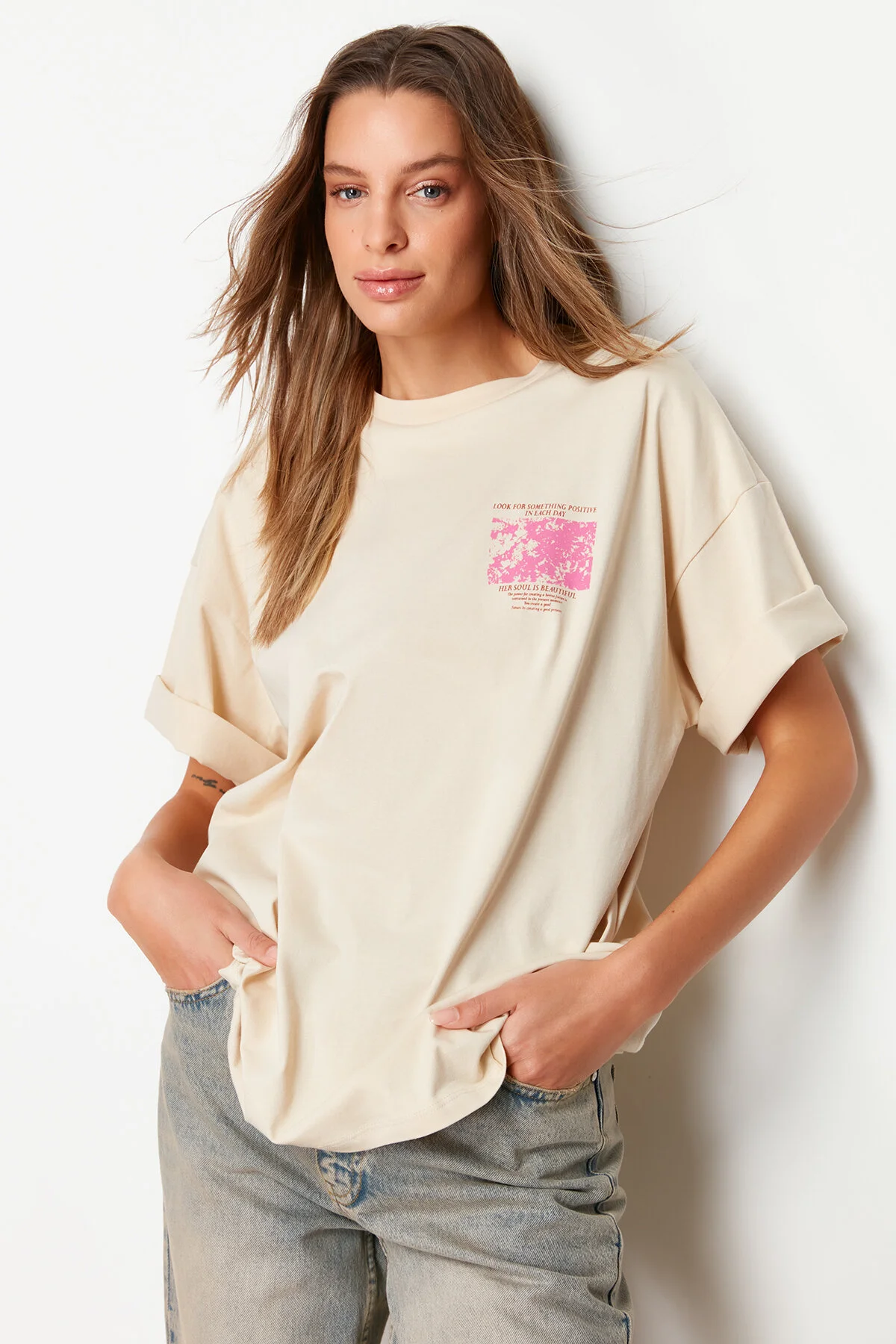Trendyol Collection  Premium-Strick-T-Shirt aus 100 % Baumwolle mit bedruckter Vorder- und Rückseite in Übergröße/weitem Muster TWOSS23TS00269