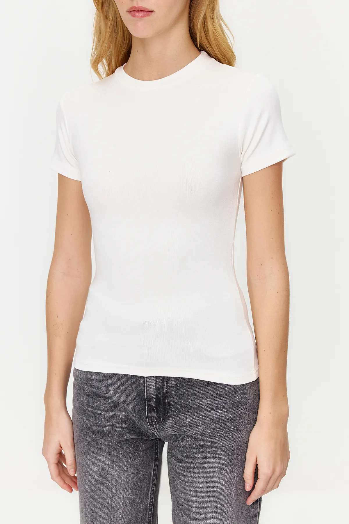 Trendyol Collection  Ecrufarbene Bluse aus dehnbarem Strickstoff aus Viskose/weichem Stoff TWOSS24BZ00296
