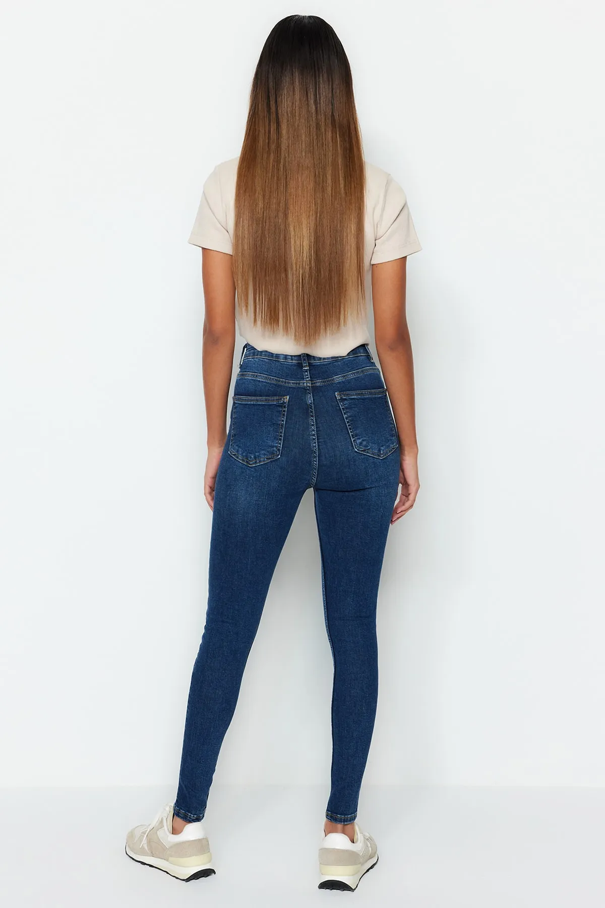 Trendyol Collection  Dunkelblaue Skinny Jeans mit normaler Taille TWOSS23JE00073