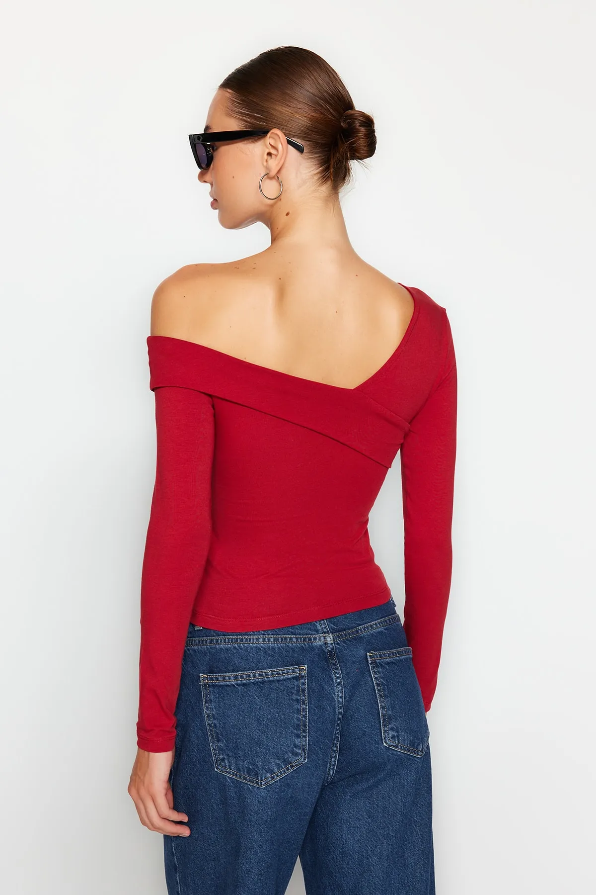 Trendyol Collection  Burgunderrote, eng anliegende, kurz geschnittene Strickbluse aus Baumwolle mit dehnbarem Volant TWOAW24BZ00161