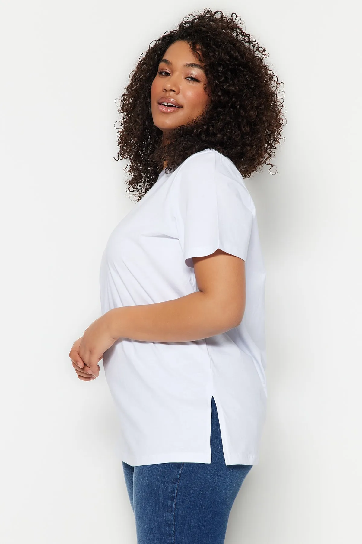 Trendyol Curve  Weißes Boyfriend-Strick-T-Shirt mit Rundhalsausschnitt und Schlitz TBBSS22BF0031