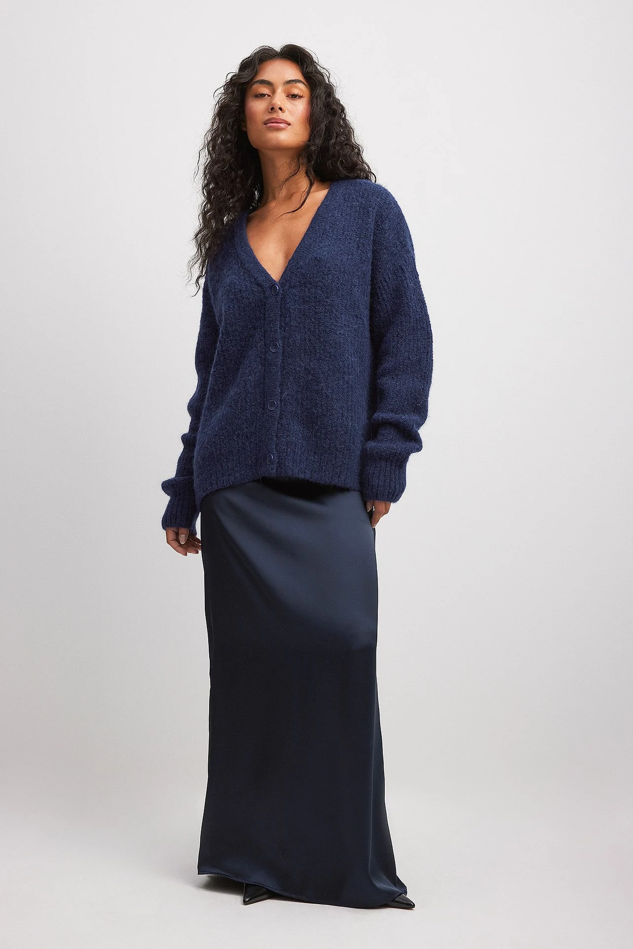Oversized-Strickjacke mit V-Ausschnitt aus einer Wollmischung