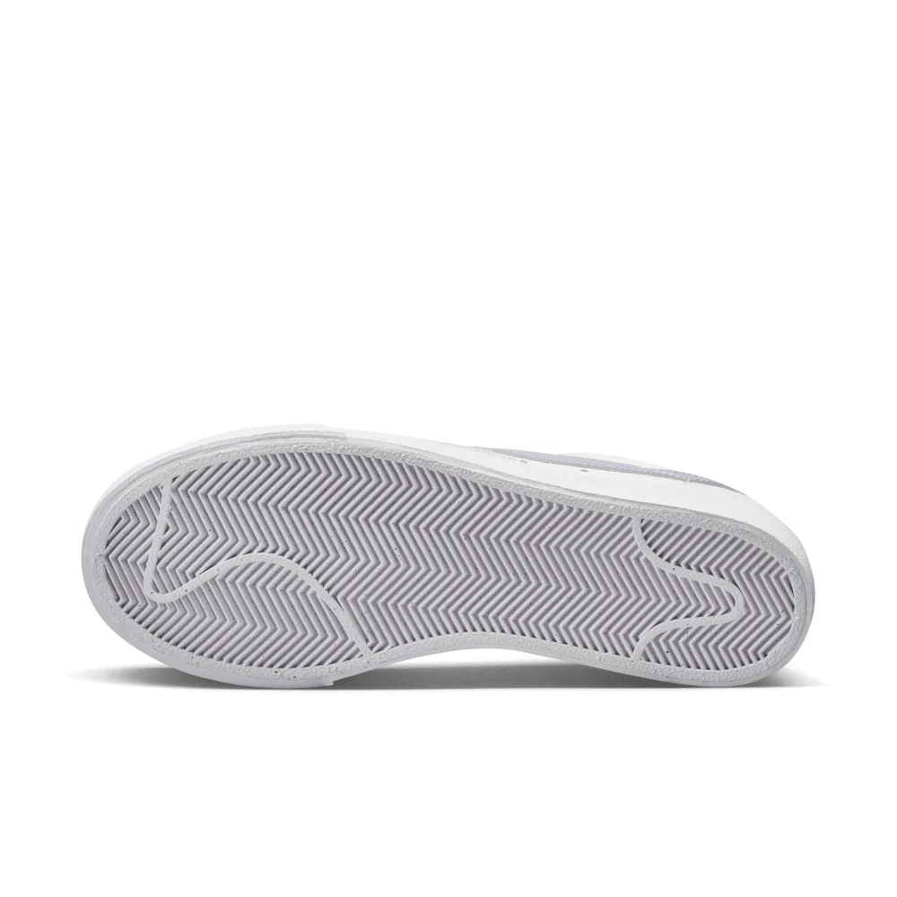 Nike Blazer Low Platform DJ0292-110 / weiss