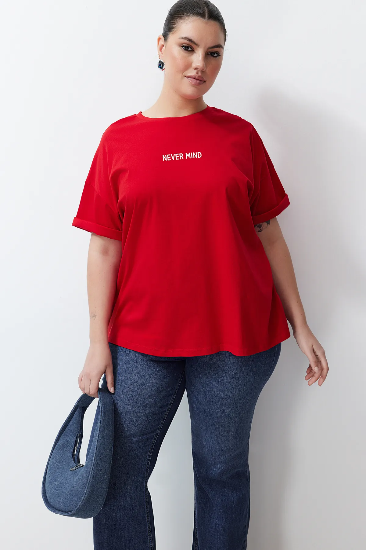 Trendyol Curve  Rotes Oversize-Strick-T-Shirt mit Slogan-Print TBBSS24BF00018