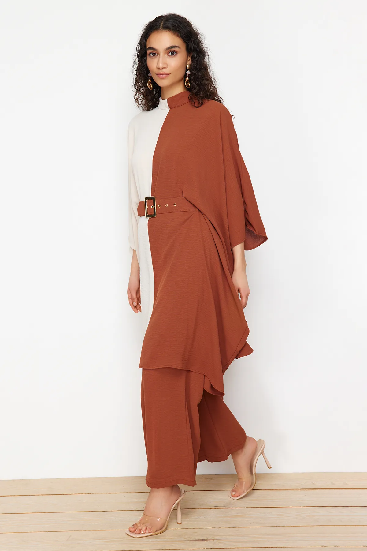 Trendyol Modest  Zimtfarbener, gewebter Tunika-Hosenanzug mit Taillengürtel und Blockfarben TCTSS23US00046