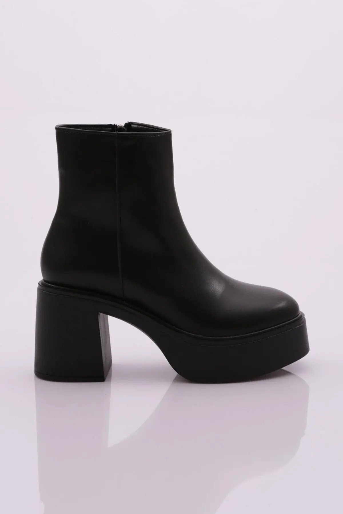 DGN  Schwarze Damenstiefel mit Absatz K632-22k