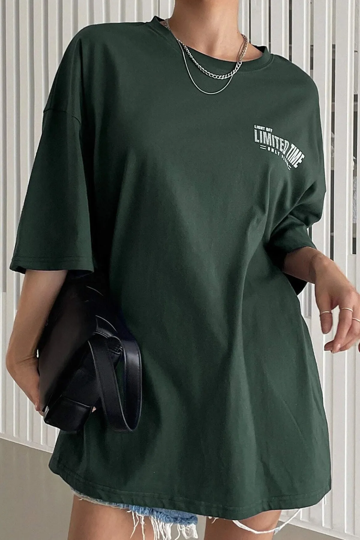 MODAGEN  Dunkelgrünes, übergroßes, bequem geschnittenes Damen-T-Shirt in limitierter Auflage