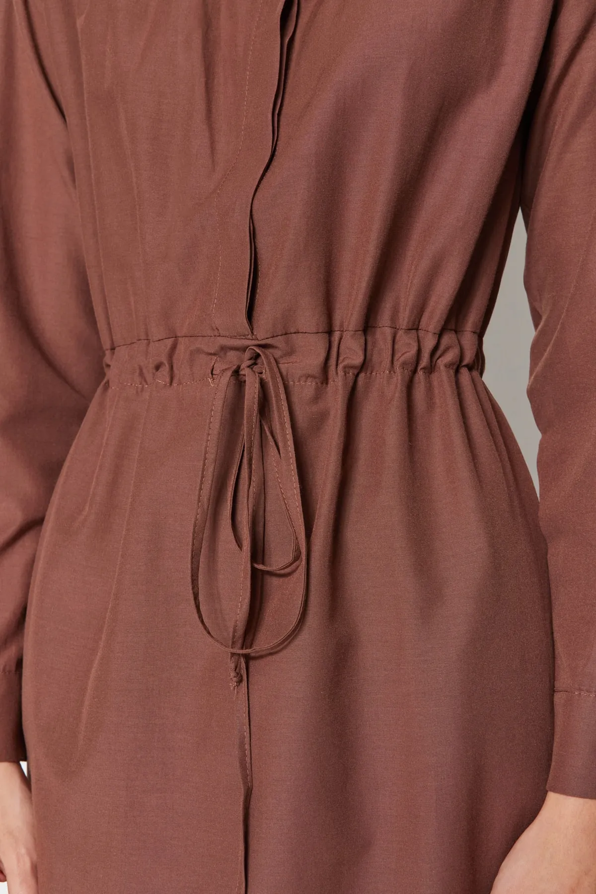 Trendyol Modest  Dunkelbraunes Kleid aus gewebter Baumwolle mit geraffter Taille TCTSS23EB00067