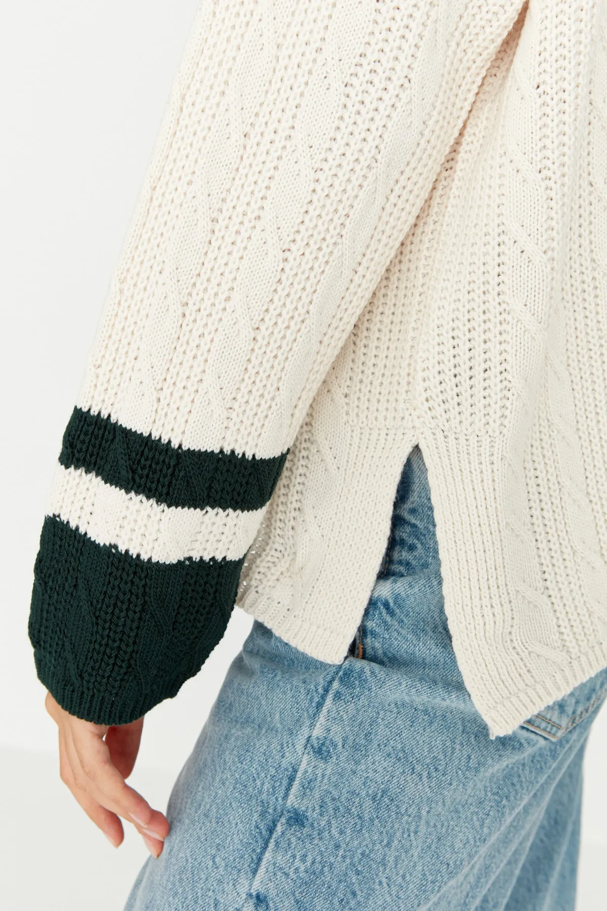 Trendyol Collection  Ecrufarbener Strickpullover mit weiter Passform TWOAW23KZ01541