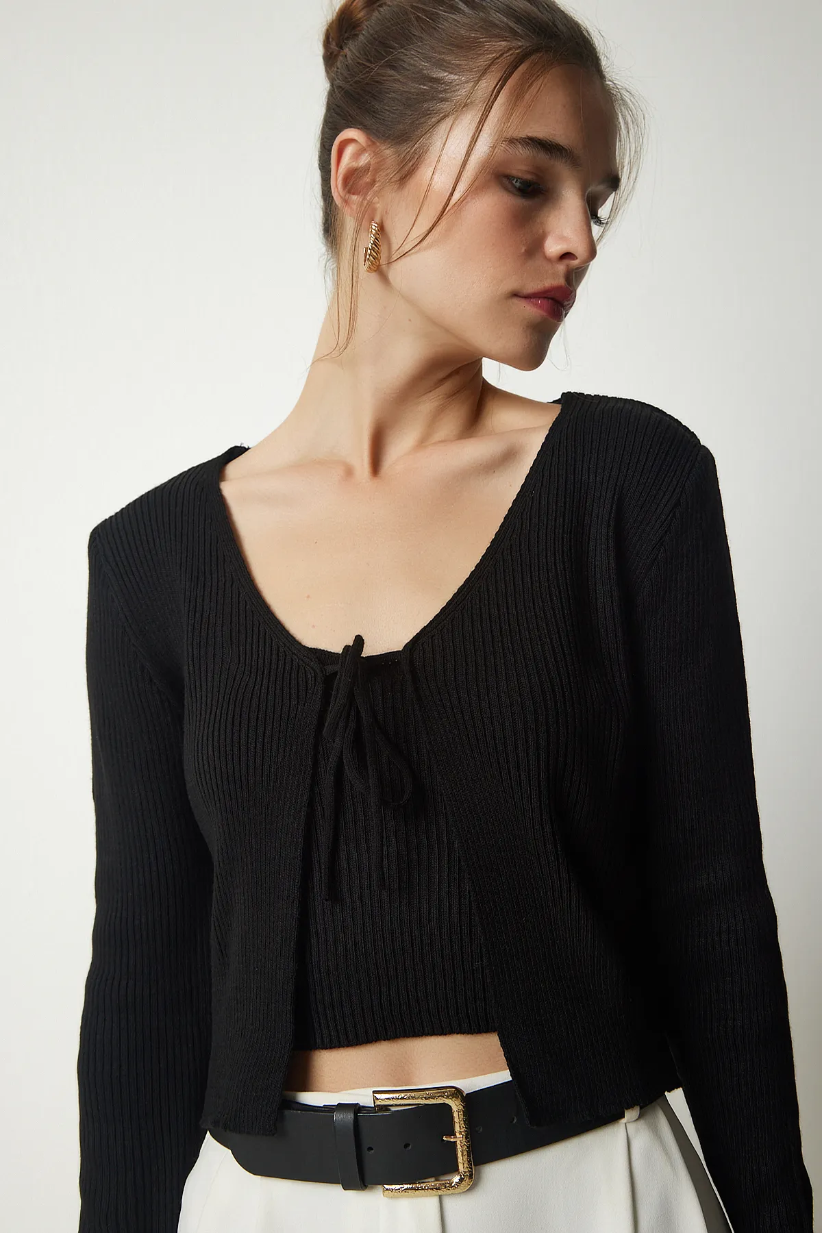 Happiness İstanbul  Schwarzes Crop-Cardigan-Set aus Rippstrick für Damen MT00143