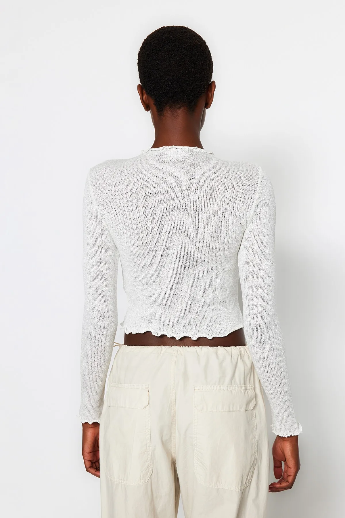Trendyol Collection  Ecru-Lurex-Strickbluse mit hohem Kragen und kurzem Schnitt im Strick-Look TWOAW24BZ00096