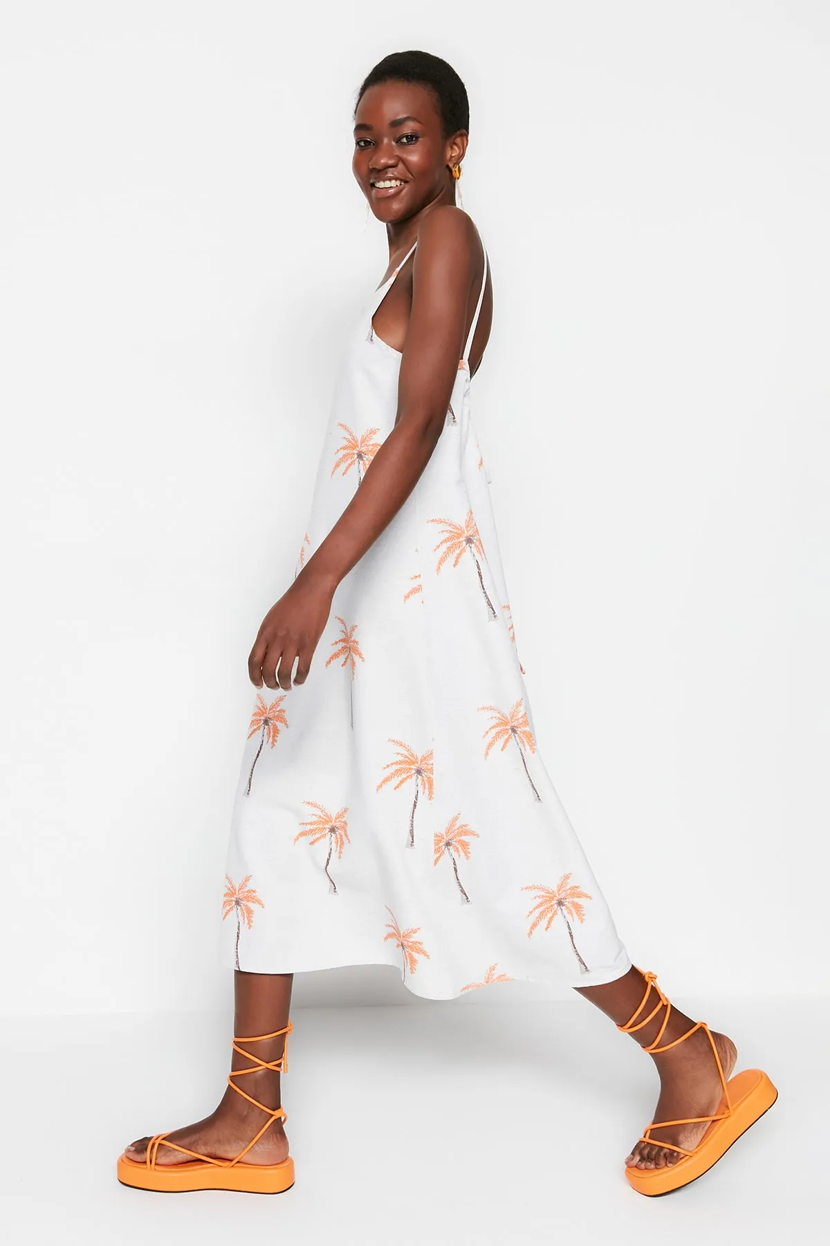 Trendyol Collection  Weißes, gerade geschnittenes, geblümtes, gewebtes Midikleid in Leinenoptik mit Trägern TWOSS23EL00085