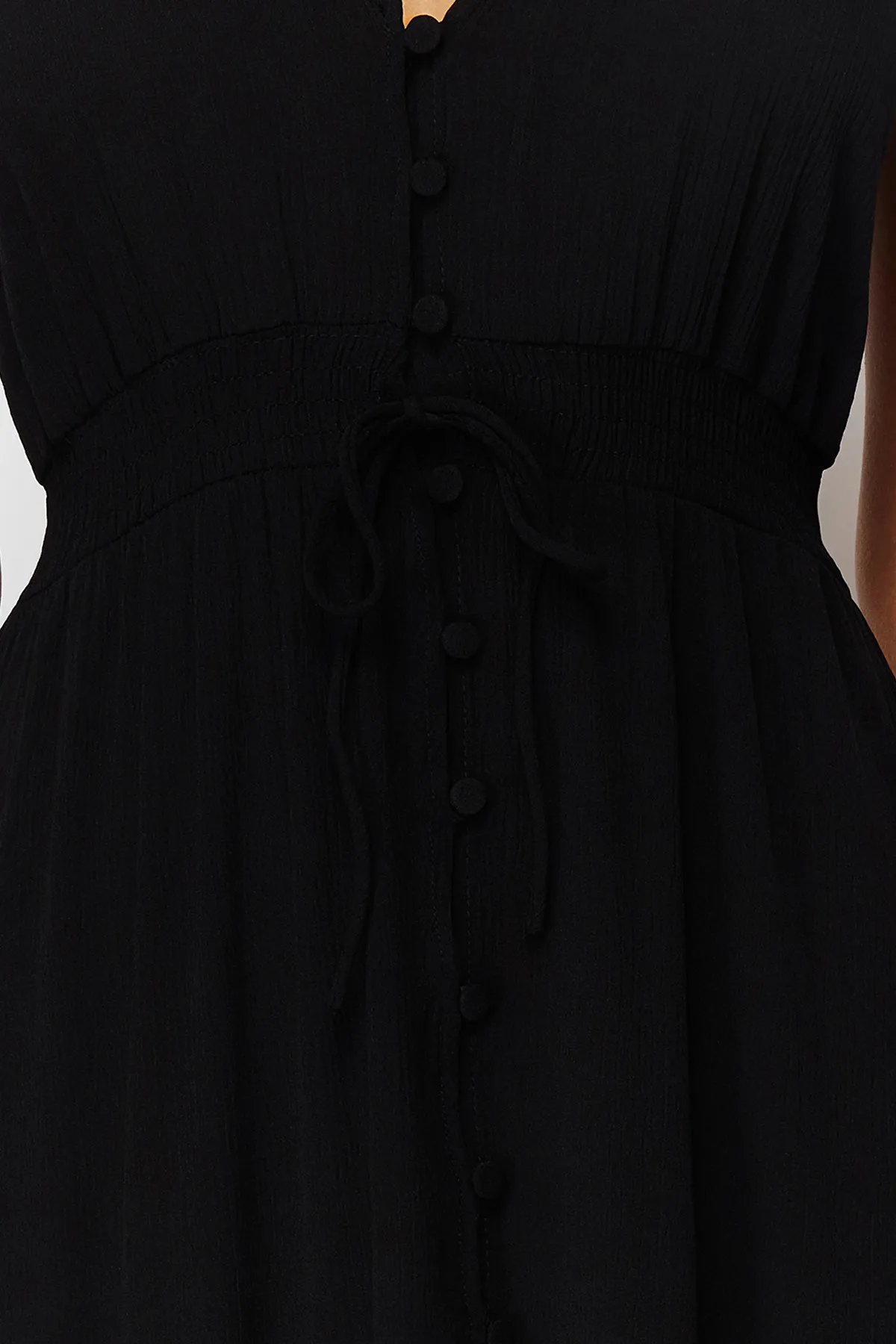 Trendyol Collection  Schwarzes Maxi-Strandkleid mit gewebten Rüschen TBESS24EL00092