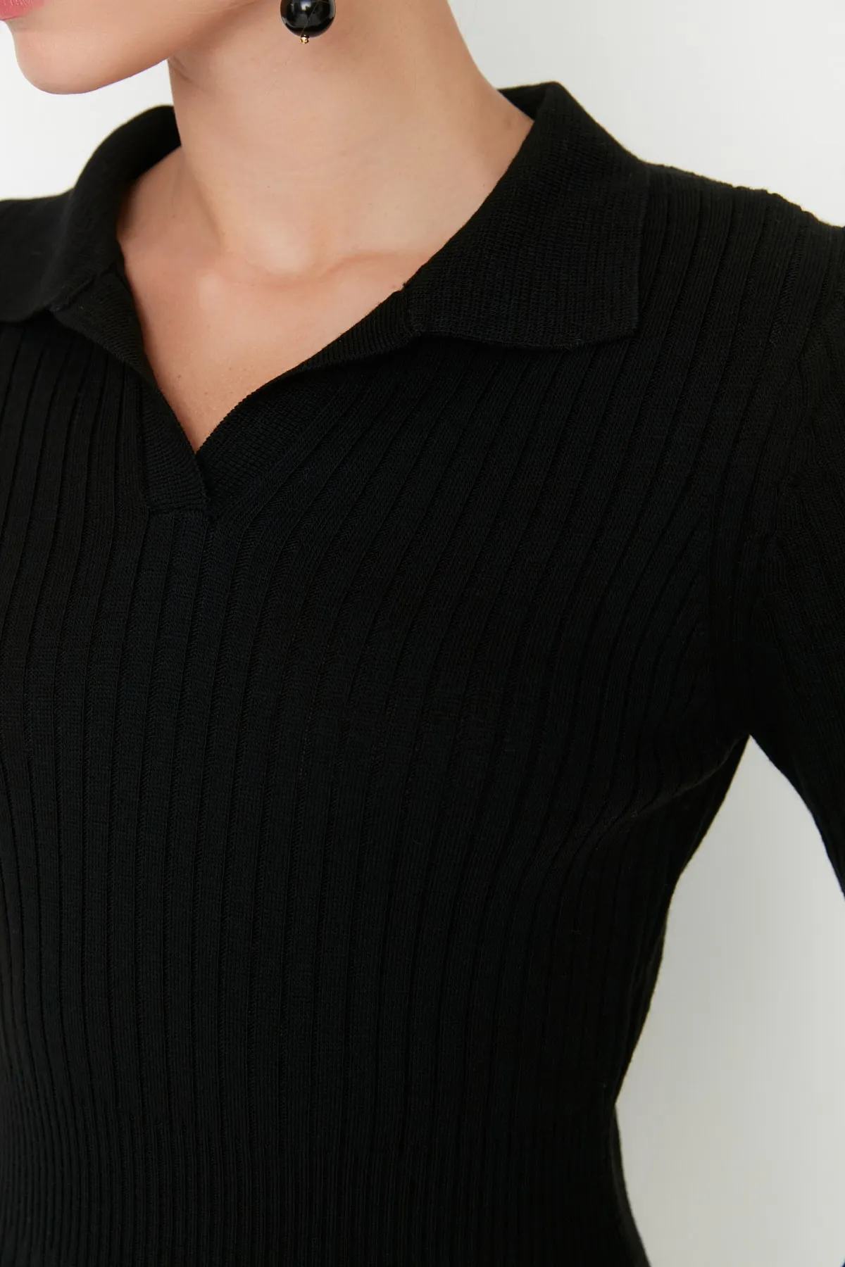 Trendyol Collection  Schwarzes schwarzes Midi-Strickkleid mit Rollkragen TWOAW22EL1376 Kleid TWOAW22EL1376