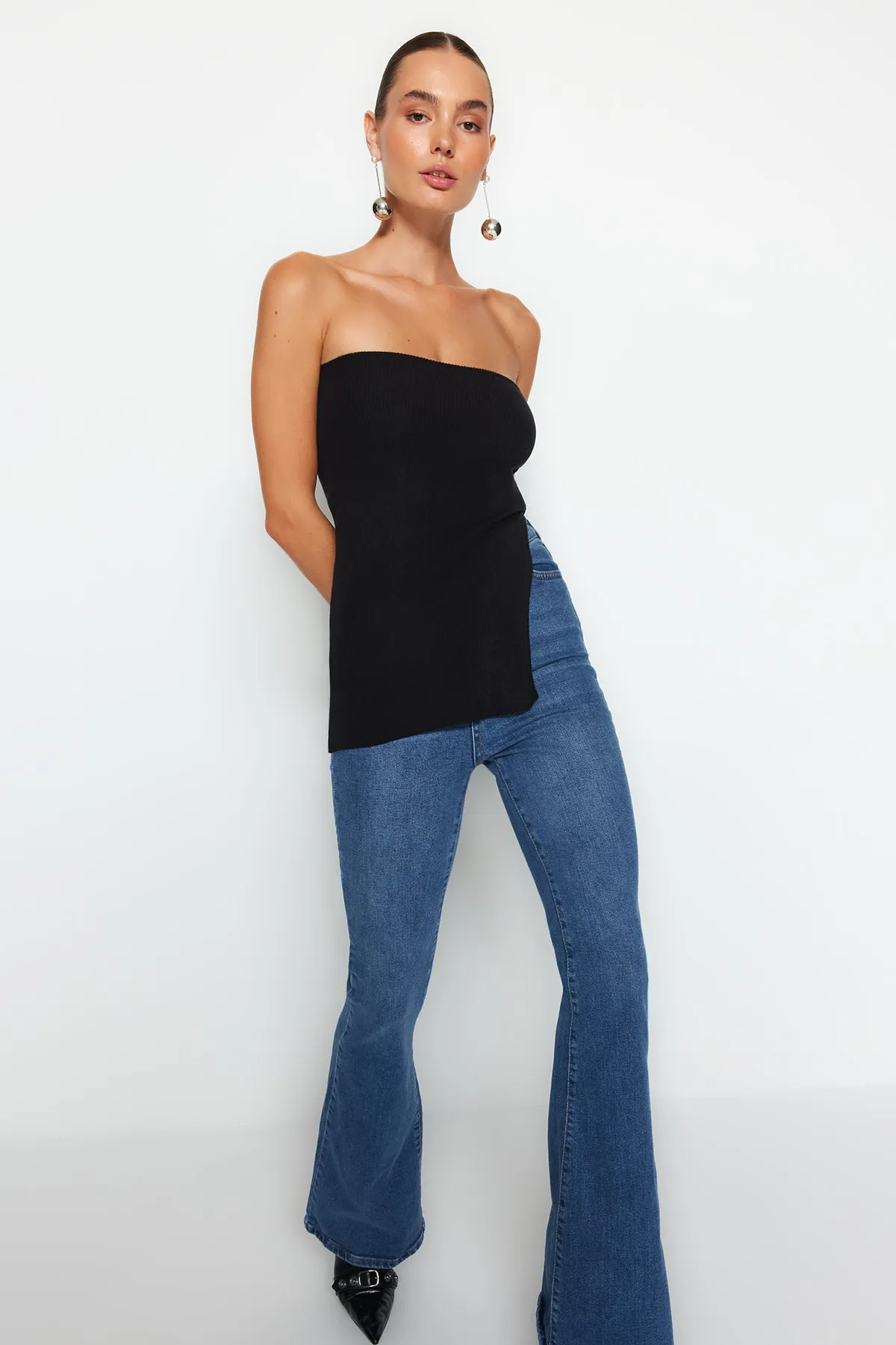 Trendyol Collection  Schwarze, trägerlose, geschlitzte, detaillierte Bluse aus Premiumgarn/Spezialgarn TWOAW24BZ00131