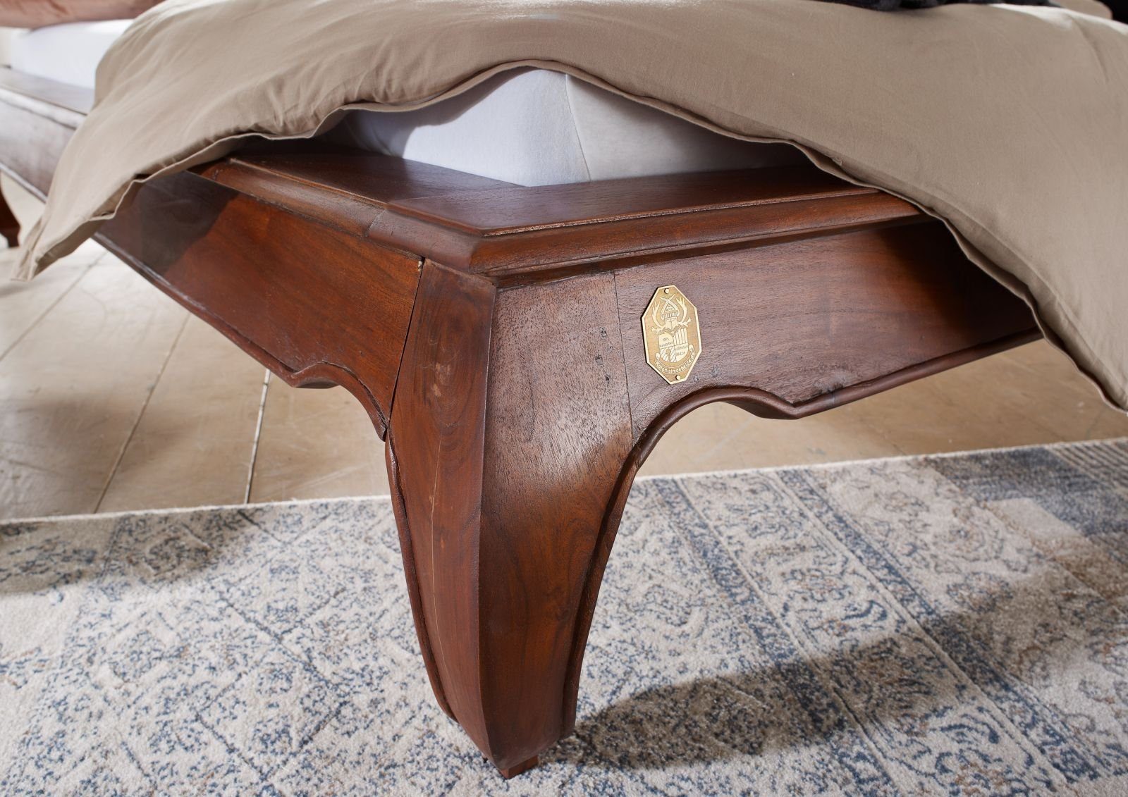Massivmoebel24 Massivholzbett OPIUM (Bett aus robustem Massivholz, massives Holzbett Bettgestell, Doppelbett im Landhausstil, mit extravaganten Beinen, in braun lackiert 200x200 Akazie)