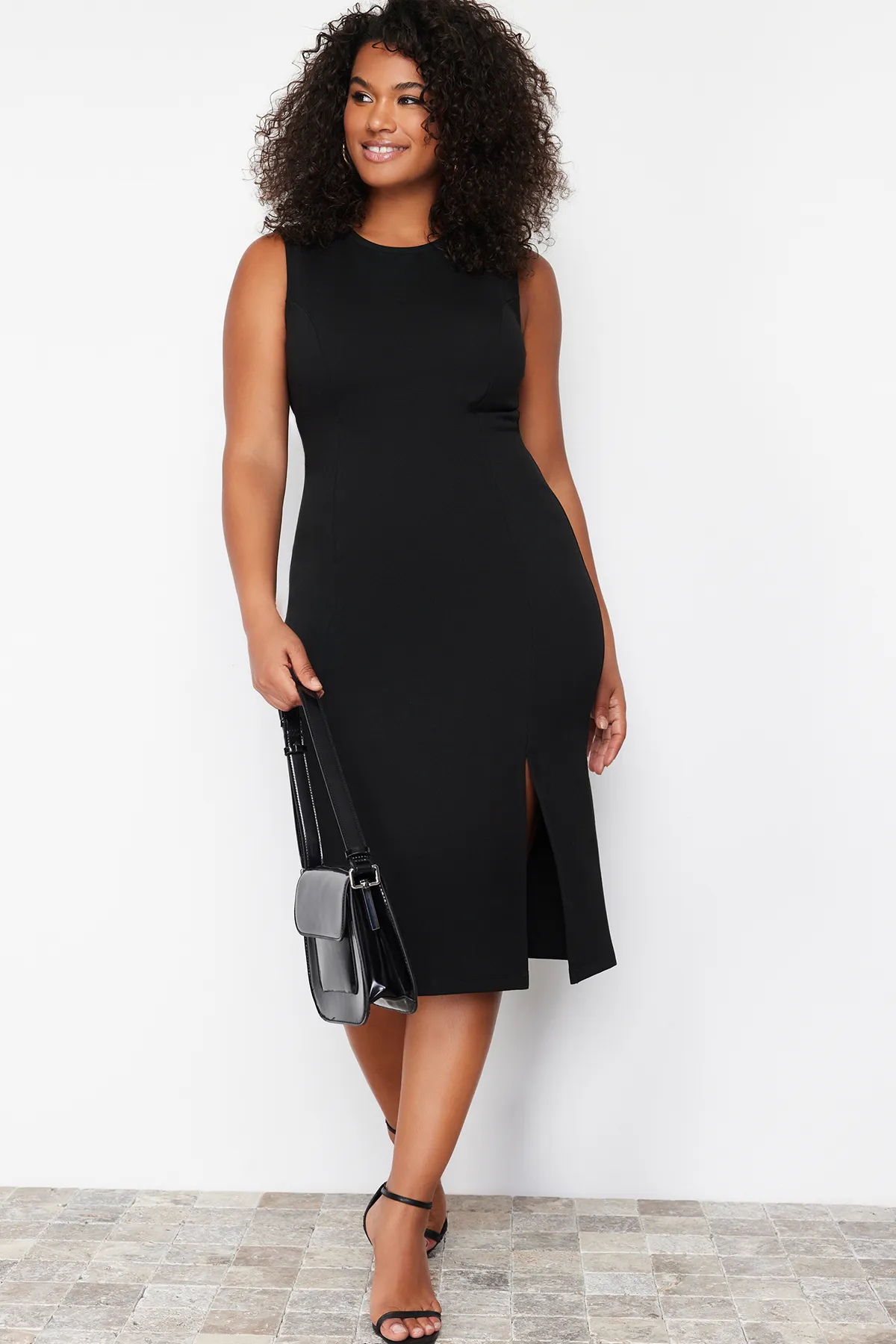 Trendyol Curve  Schwarzes Midi-Strickkleid mit Schlitzdetail TBBSS24AH00003