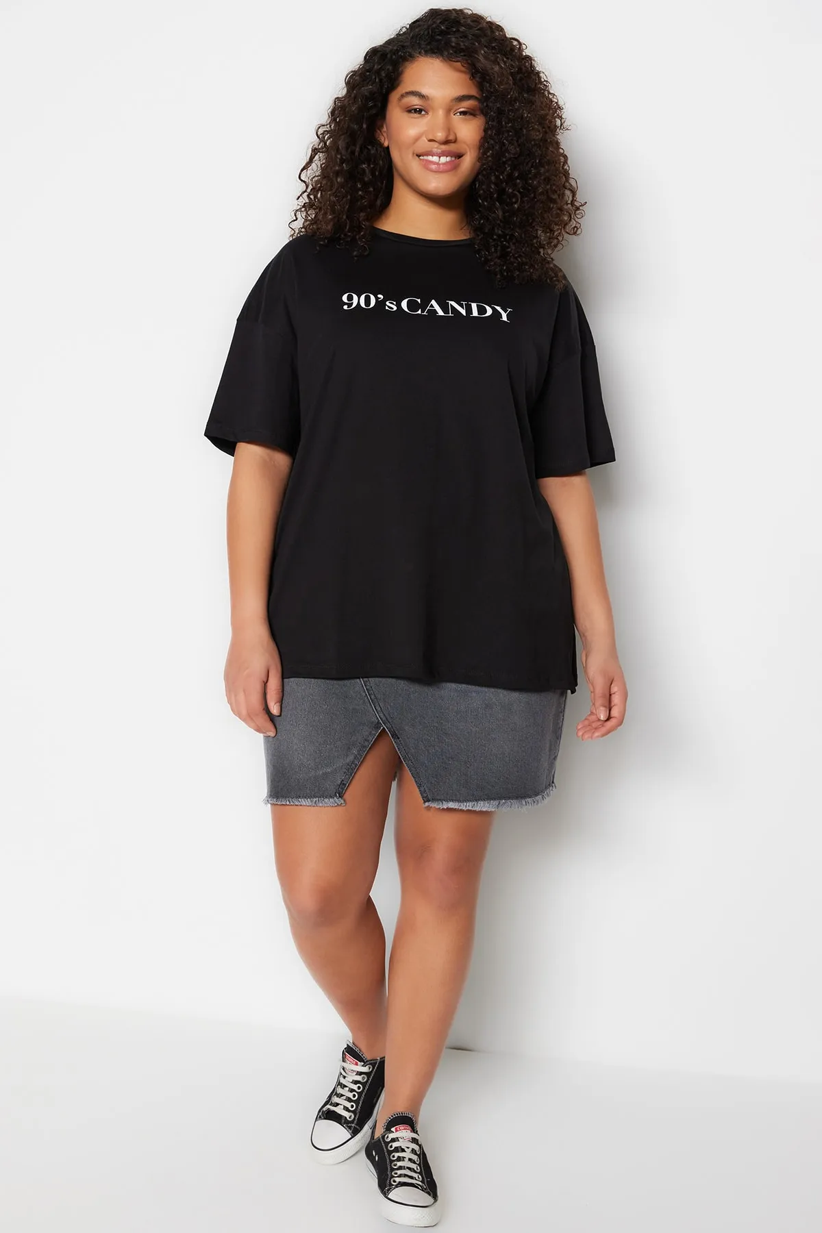 Trendyol Curve  Schwarzes, weit geschnittenes, bedrucktes Strick-T-Shirt mit Rundhalsausschnitt TBBSS23BF00015