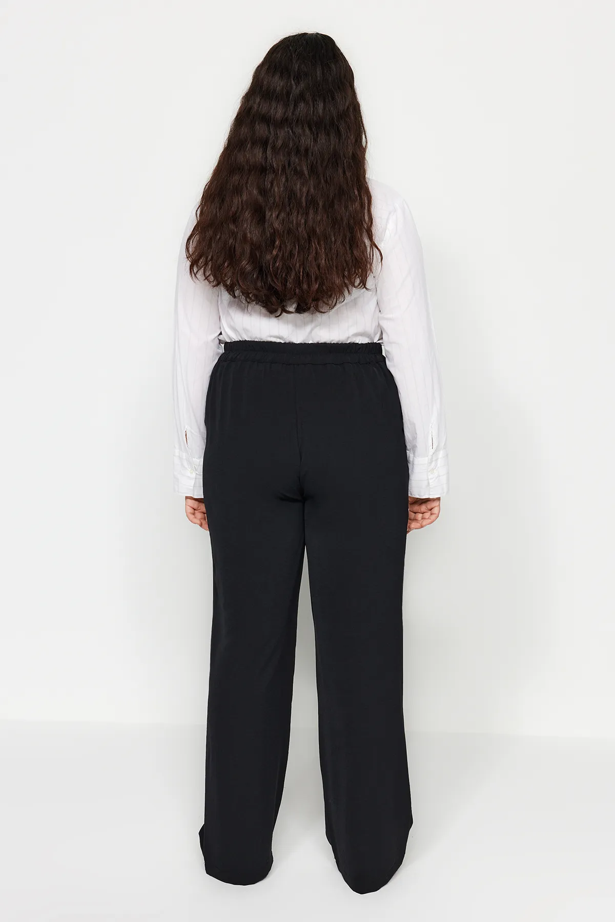 Trendyol Curve  Schwarze plissierte Webhose mit hoher Taille TBBSS22PL0448