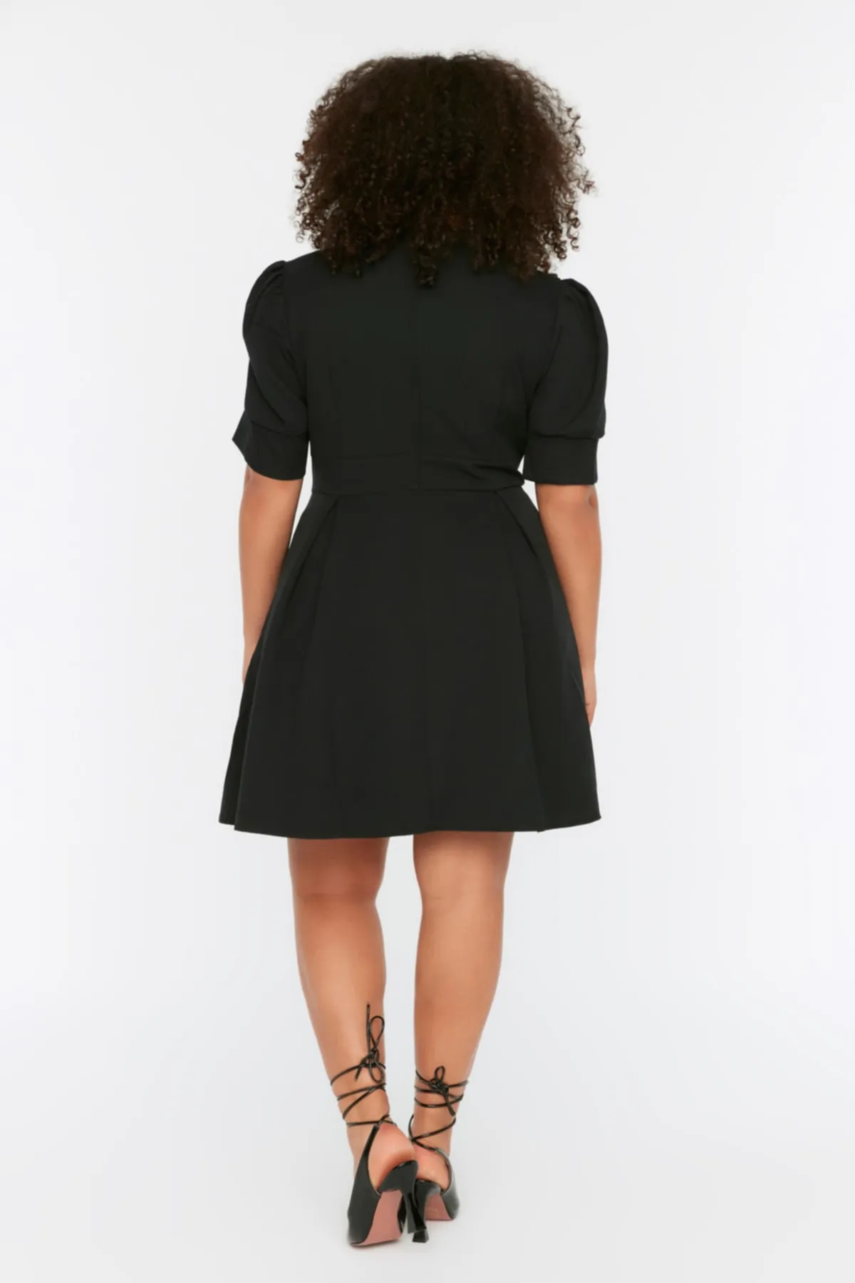 Trendyol Curve  Schwarzes gewebtes Kleid mit zweireihigem Kragen TBBSS22EL2825
