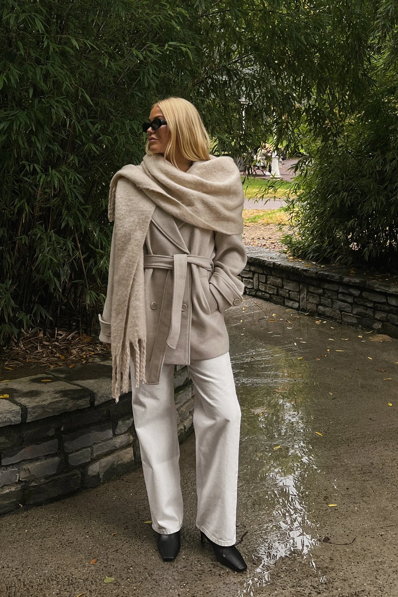 Zweireihiger Trenchcoat mit kurzen Details