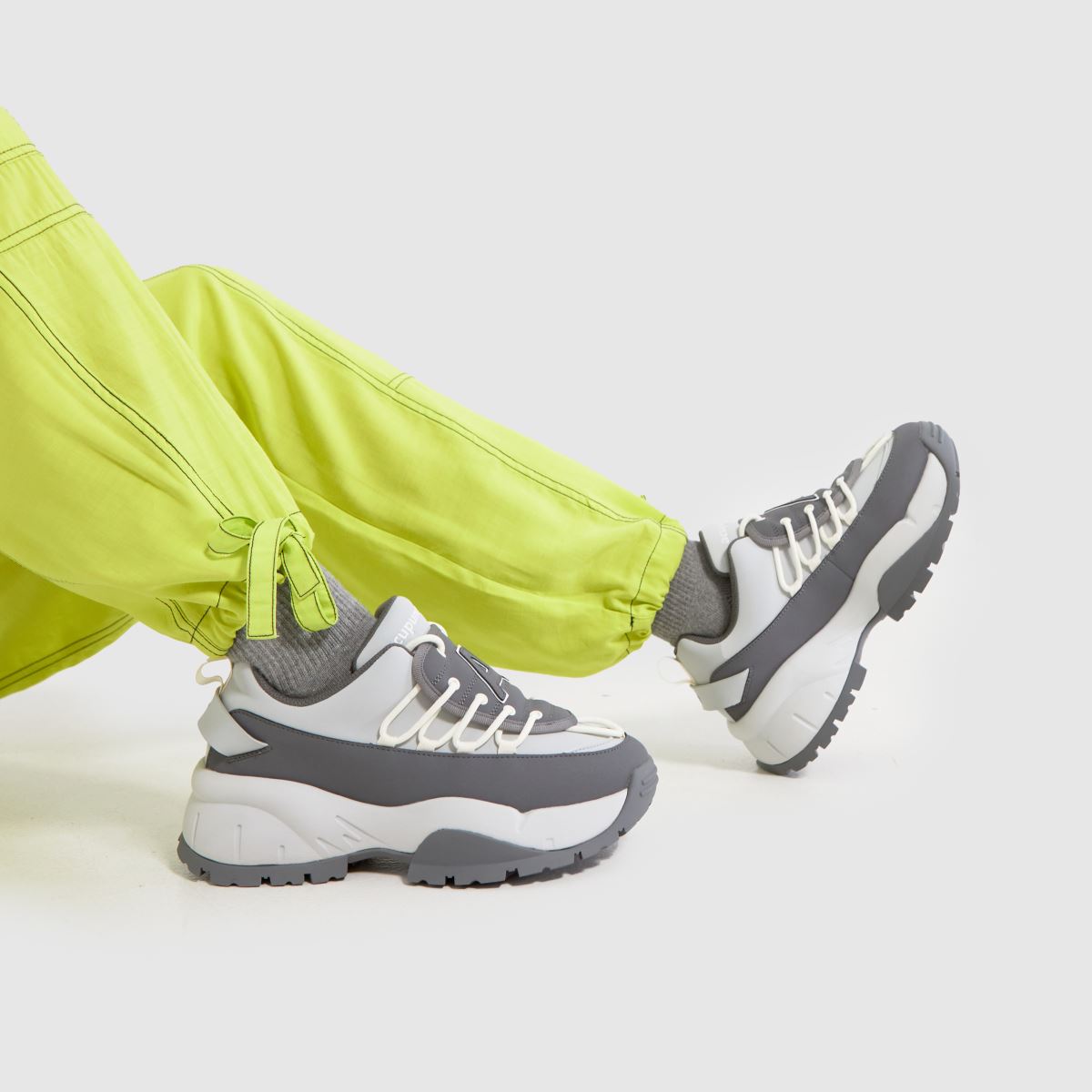 AKUPUNKTUR Gingypock-sneakers i vitt och grått