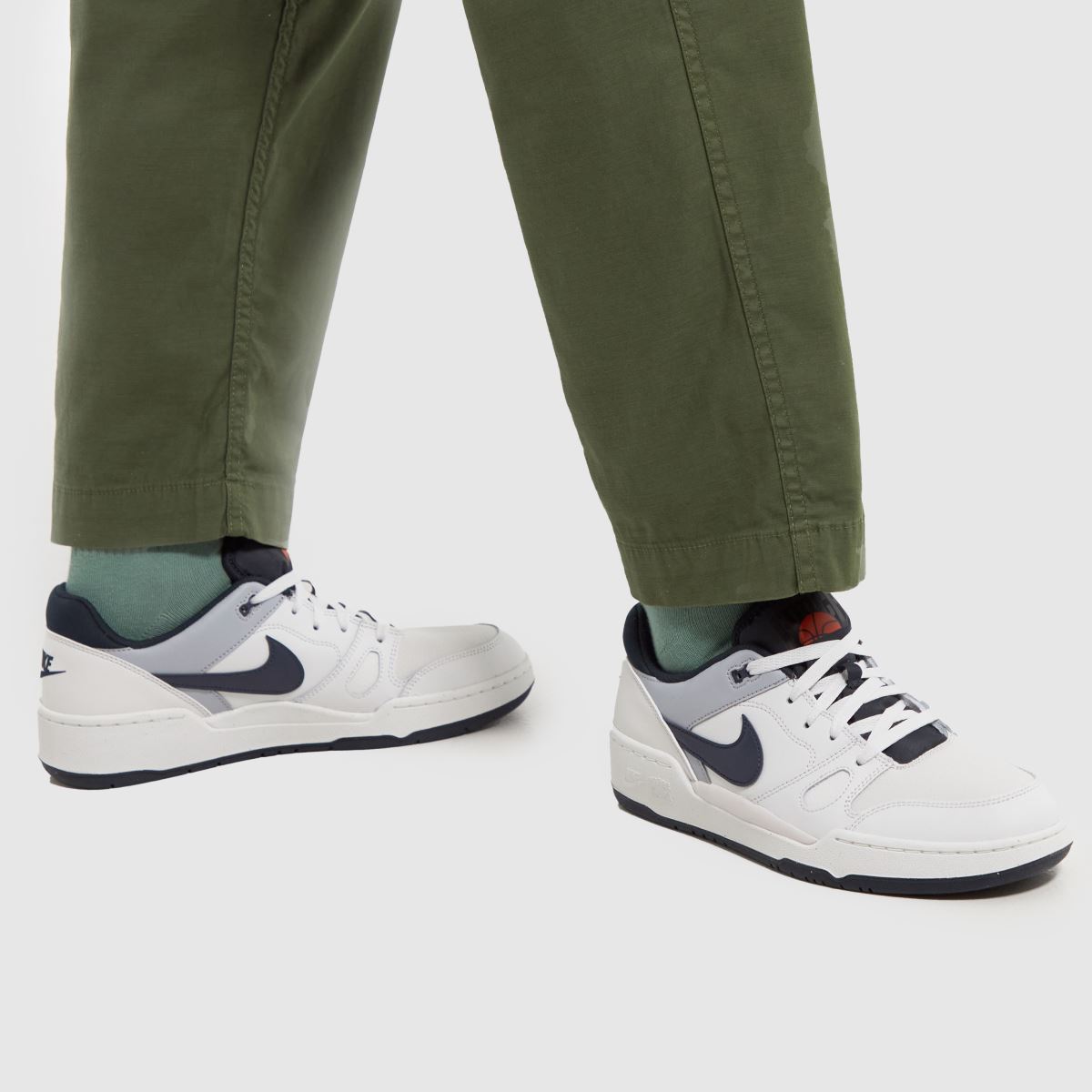 Nike – Full Force – Marinblå och vita sneakers