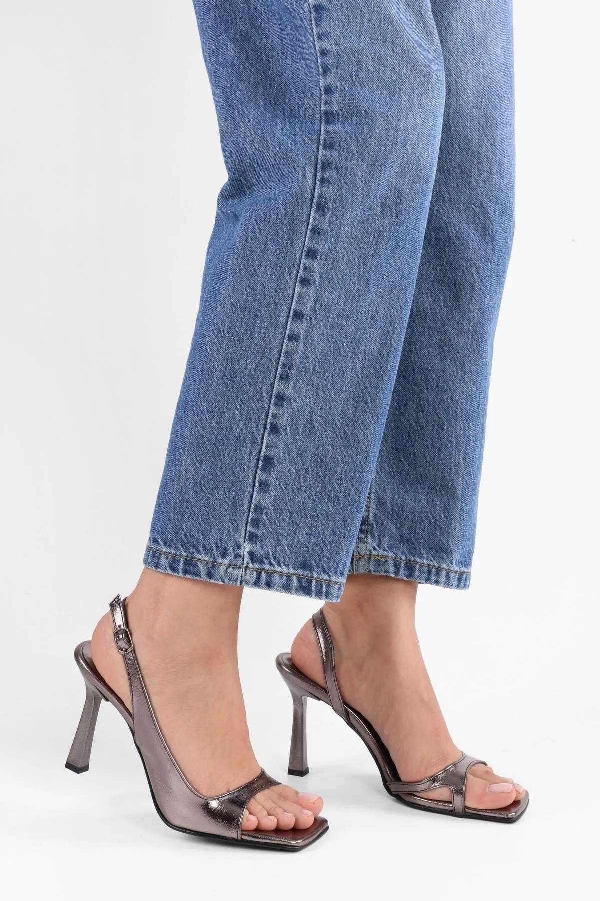 Shoeberry  Damenschuhe „Tobian“ mit glänzendem Absatz in Platin