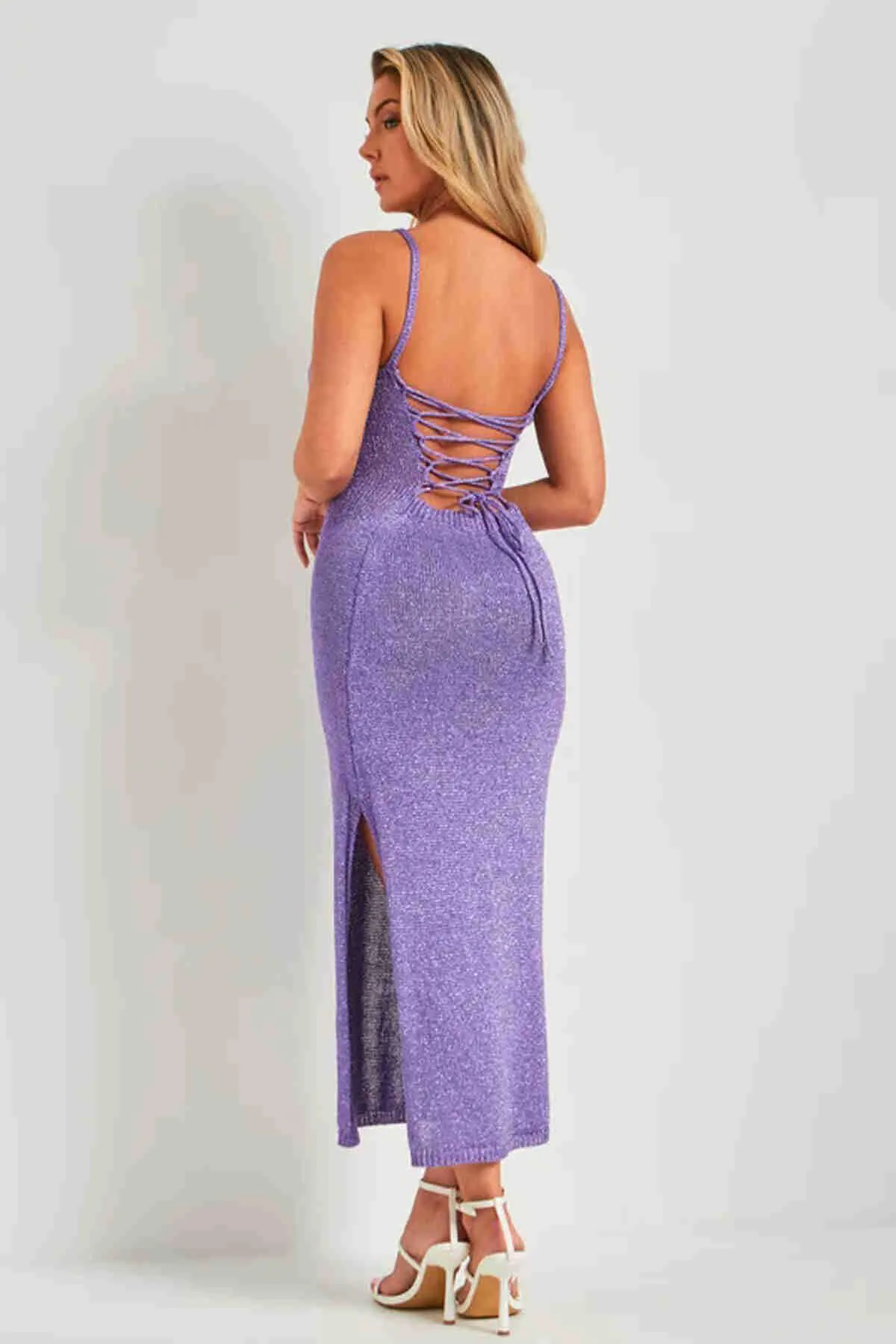 Merry See  Knielanges, tief ausgeschnittenes Kleid mit gestrickter Rückseite
