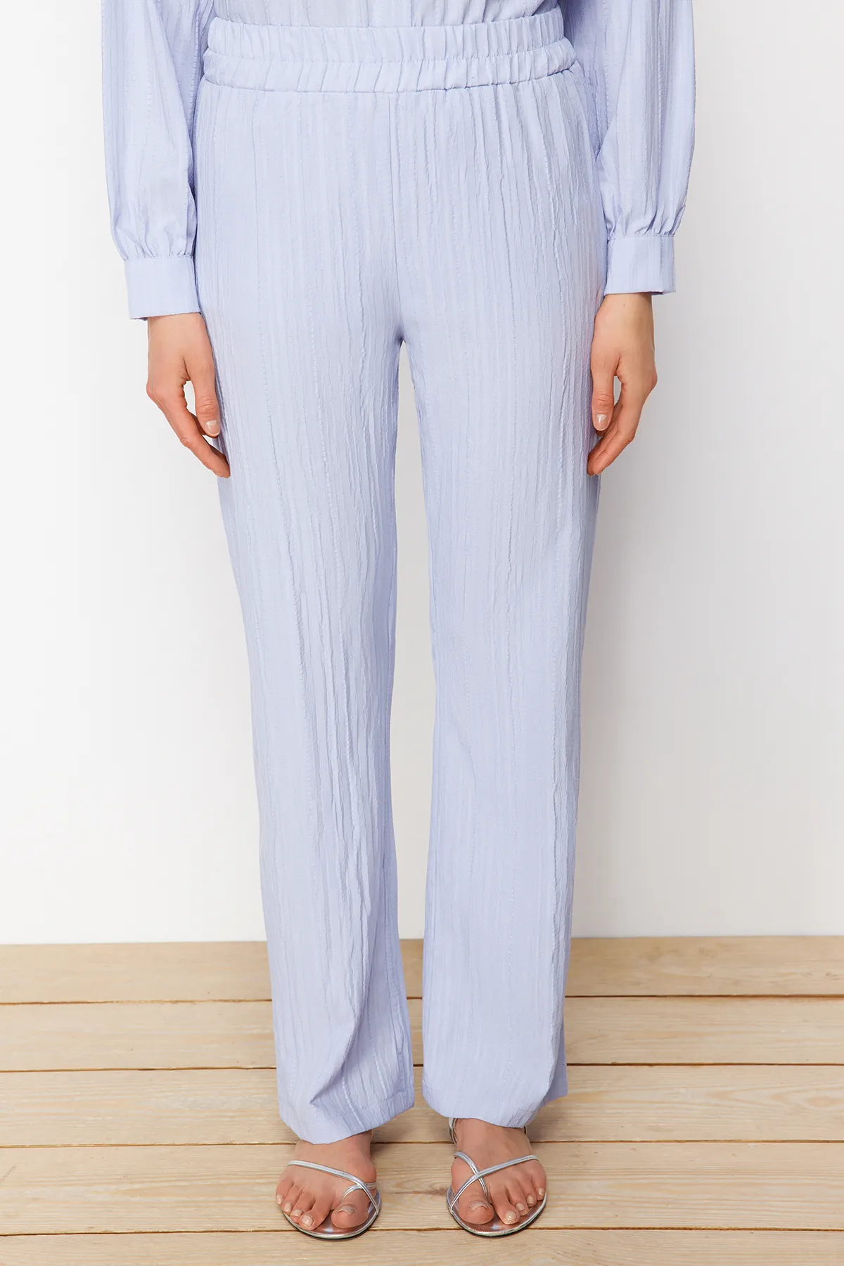 Trendyol Modest  Hellblaues gewebtes Hemd-Hosen-Set mit langem Rücken und weitem Bein TCTSS22US0030