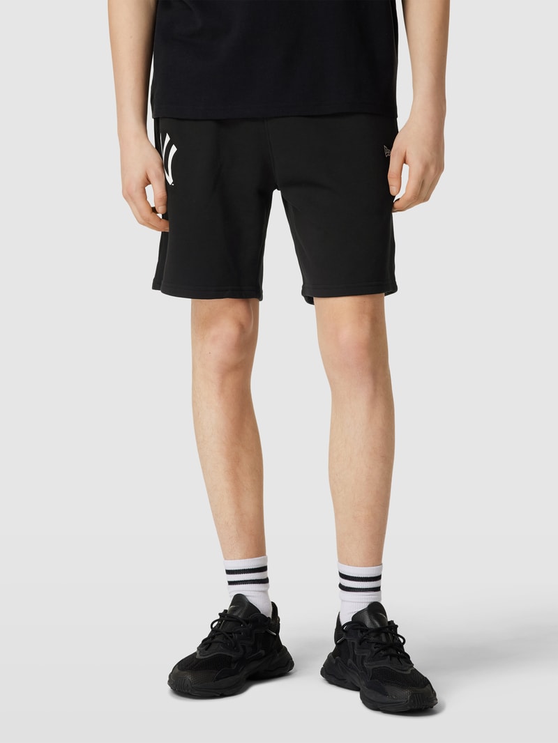 Sweatshorts mit Label-Print in schwarz
