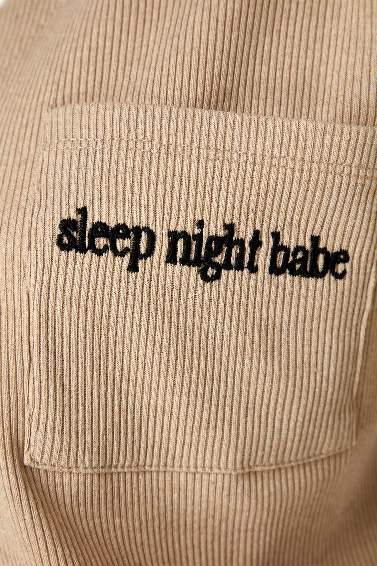 Trendyol Collection  Beige gestricktes Pyjama-Set mit Strickjacke und Shorts aus Cord-Baumwolle mit Stickerei THMAW22PT0229