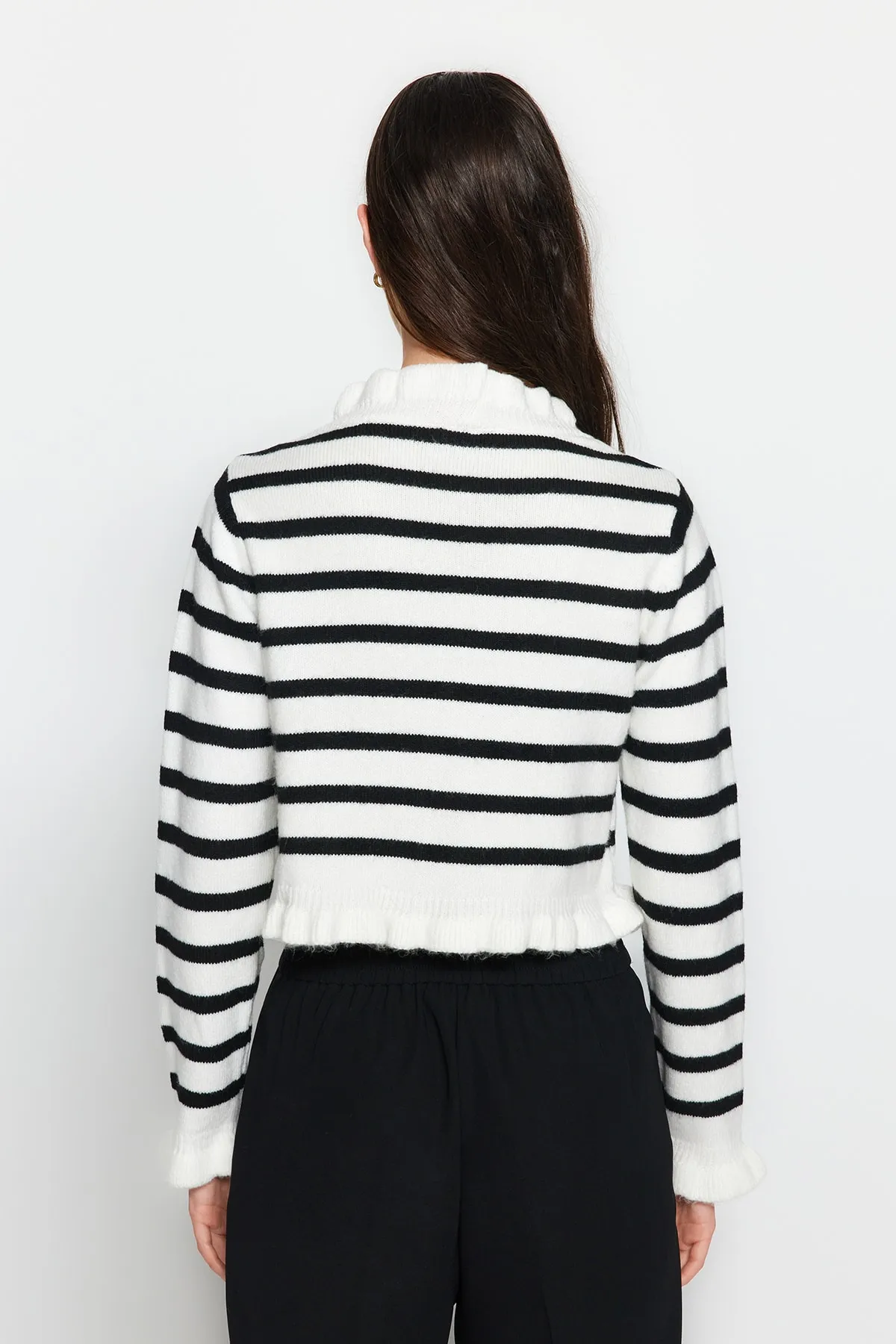 Trendyol Collection  Ecrufarbene, kurze Strickjacke TWOAW24HI00169