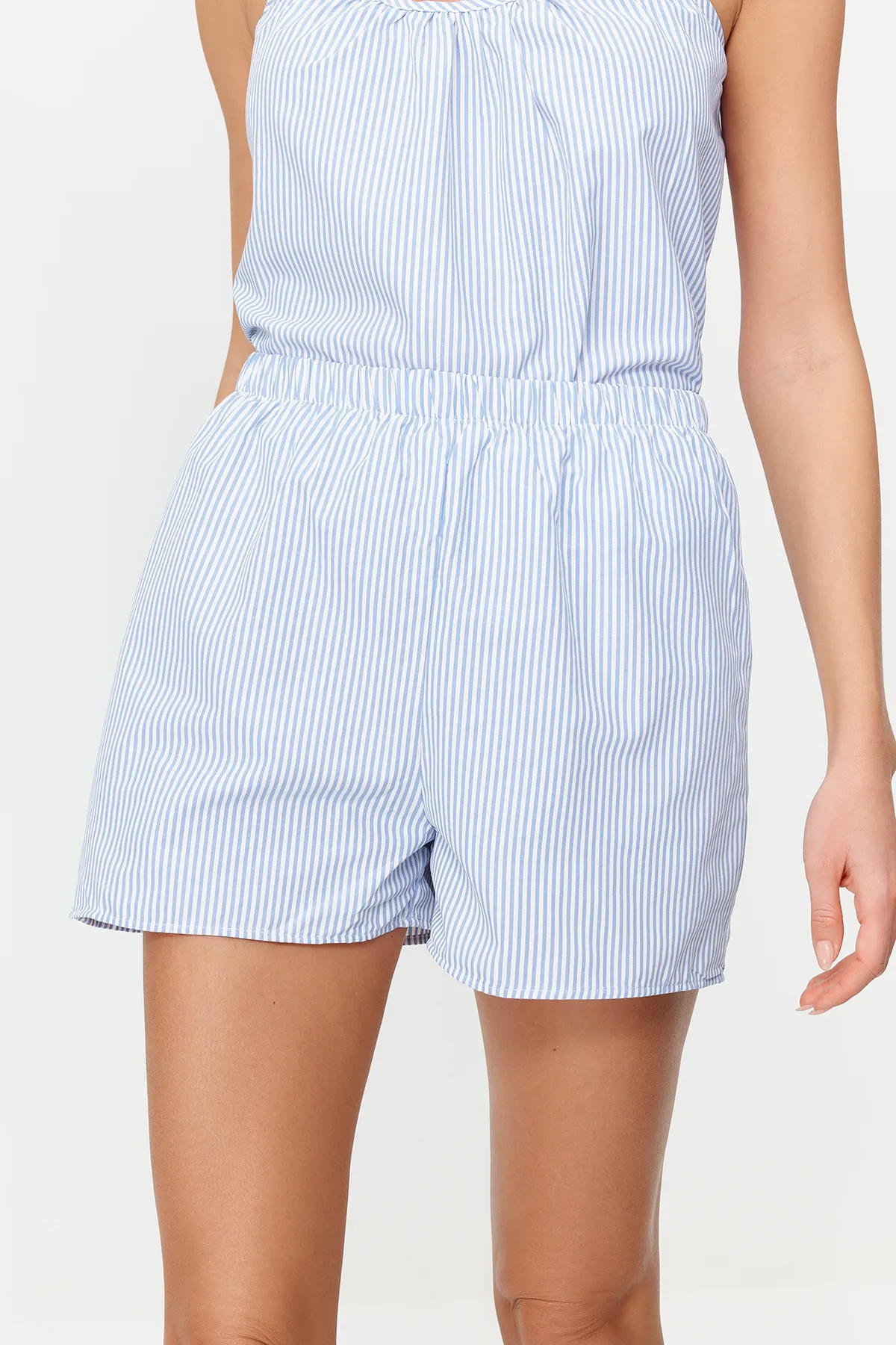Trendyol Collection  Blaues Pyjama-Set aus gestreiftem Baumwollpopeline mit Seilriemen THMSS24PT00049