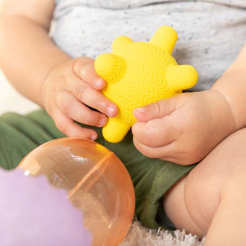 Set de 4 balles sensorielles dont 1 lumineuse Infantino