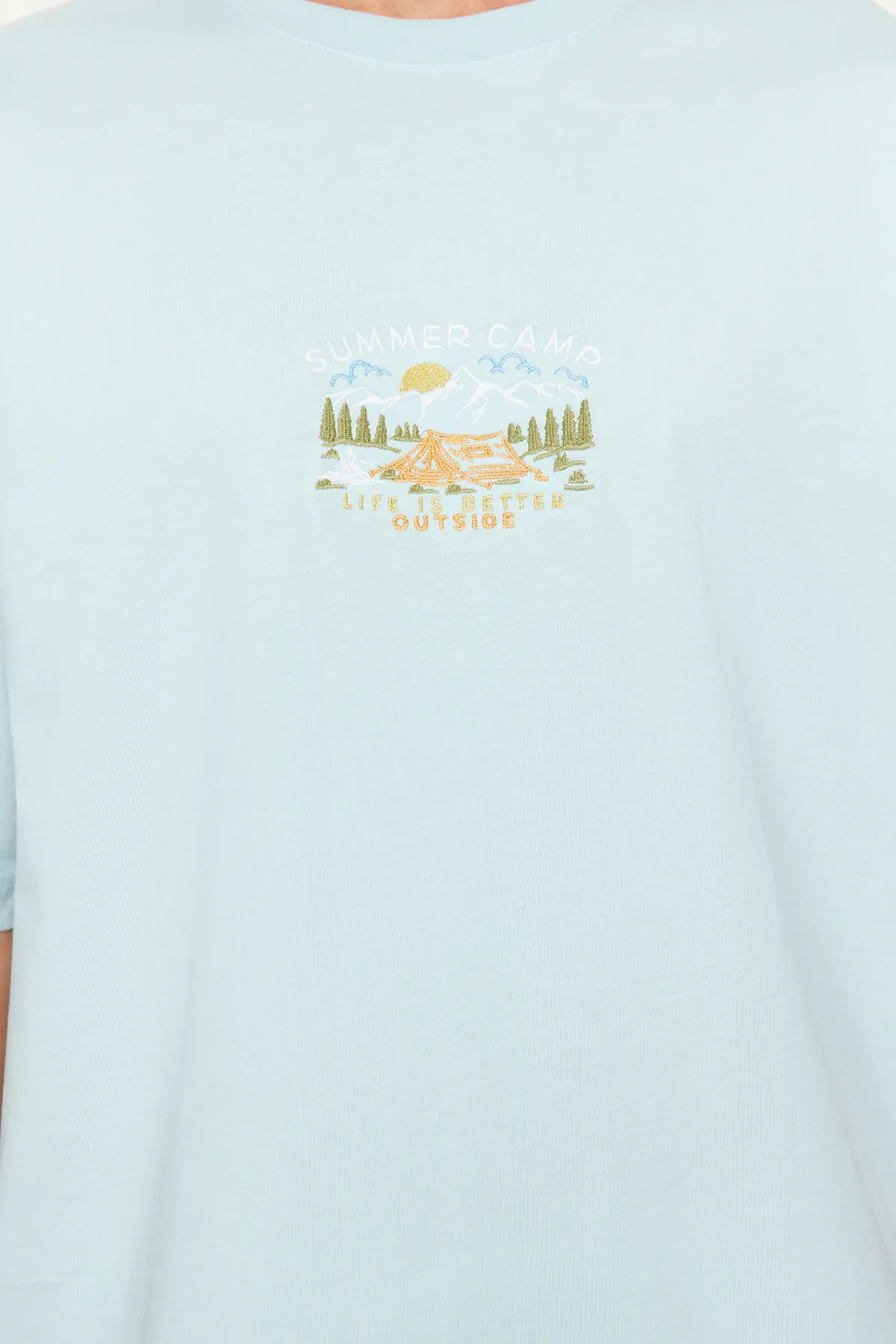 Trendyol Collection  Blaues, übergroßes/weit geschnittenes, kurzärmliges, landschaftlich besticktes T-Shirt aus 100 % Baumwolle TMNSS23TS00243