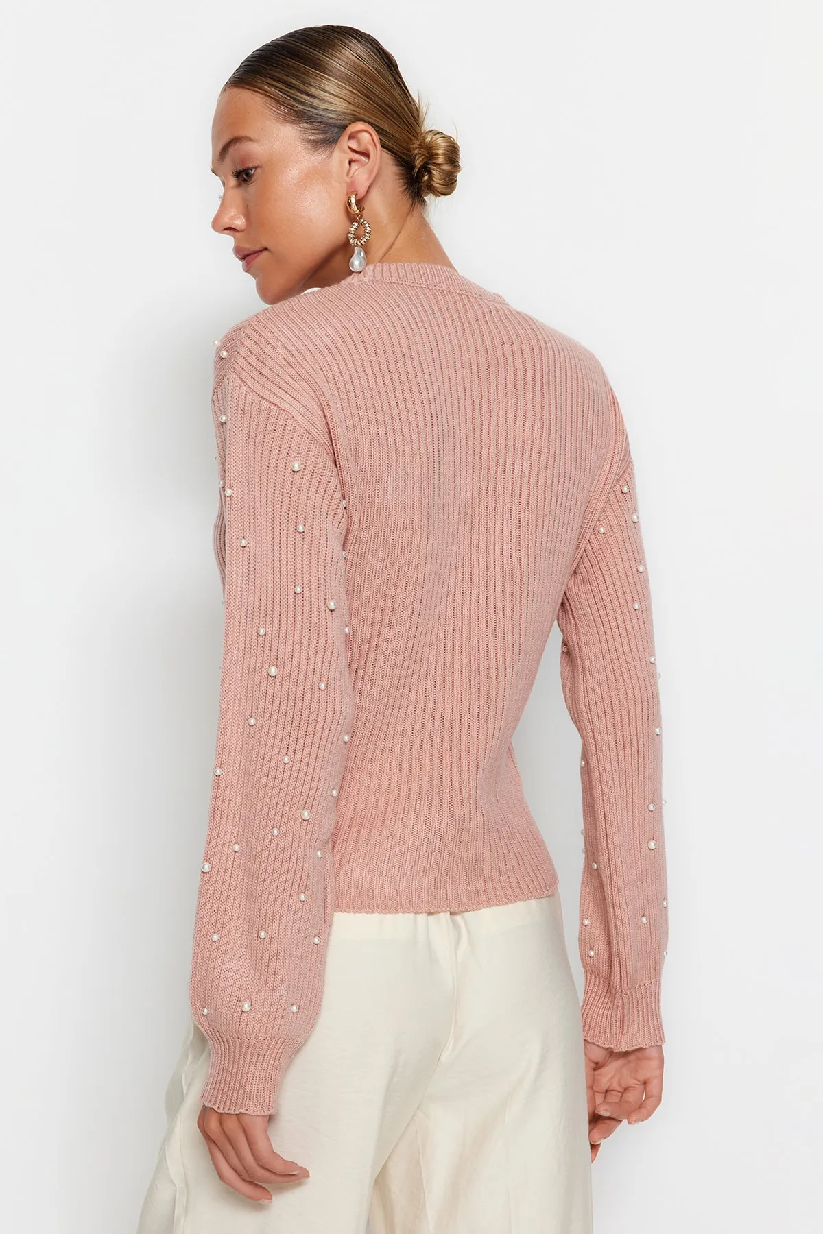 Trendyol Collection  Pullover mit Rundhalsausschnitt und Perlendetail in Puder TWOAW22KZ1493