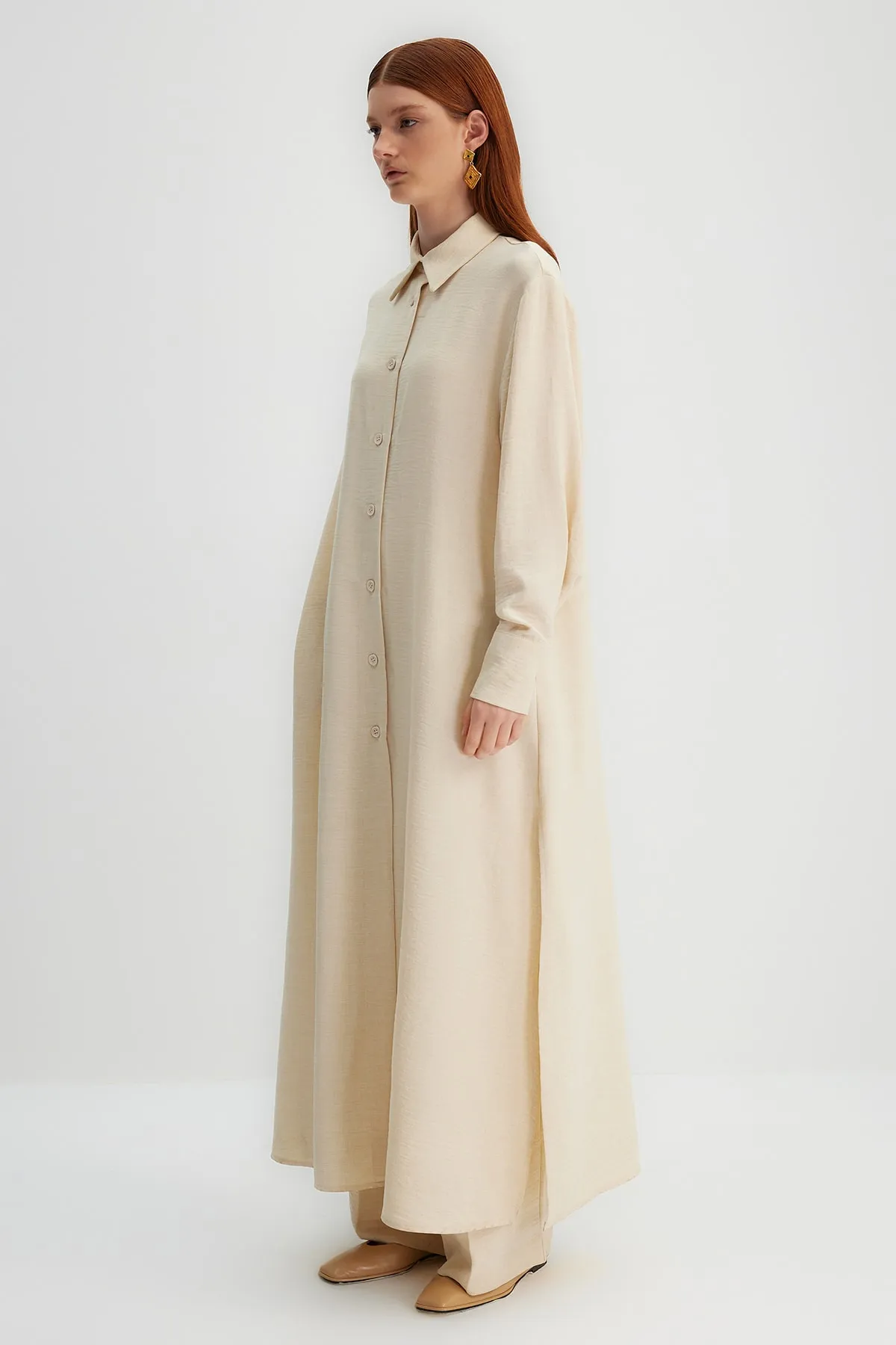 Trendyol Modest  X Kevser Sarıoglu Beiges, langes, gewebtes Hemd mit seitlichem Schlitztaschendetail TCLSS23TG00000
